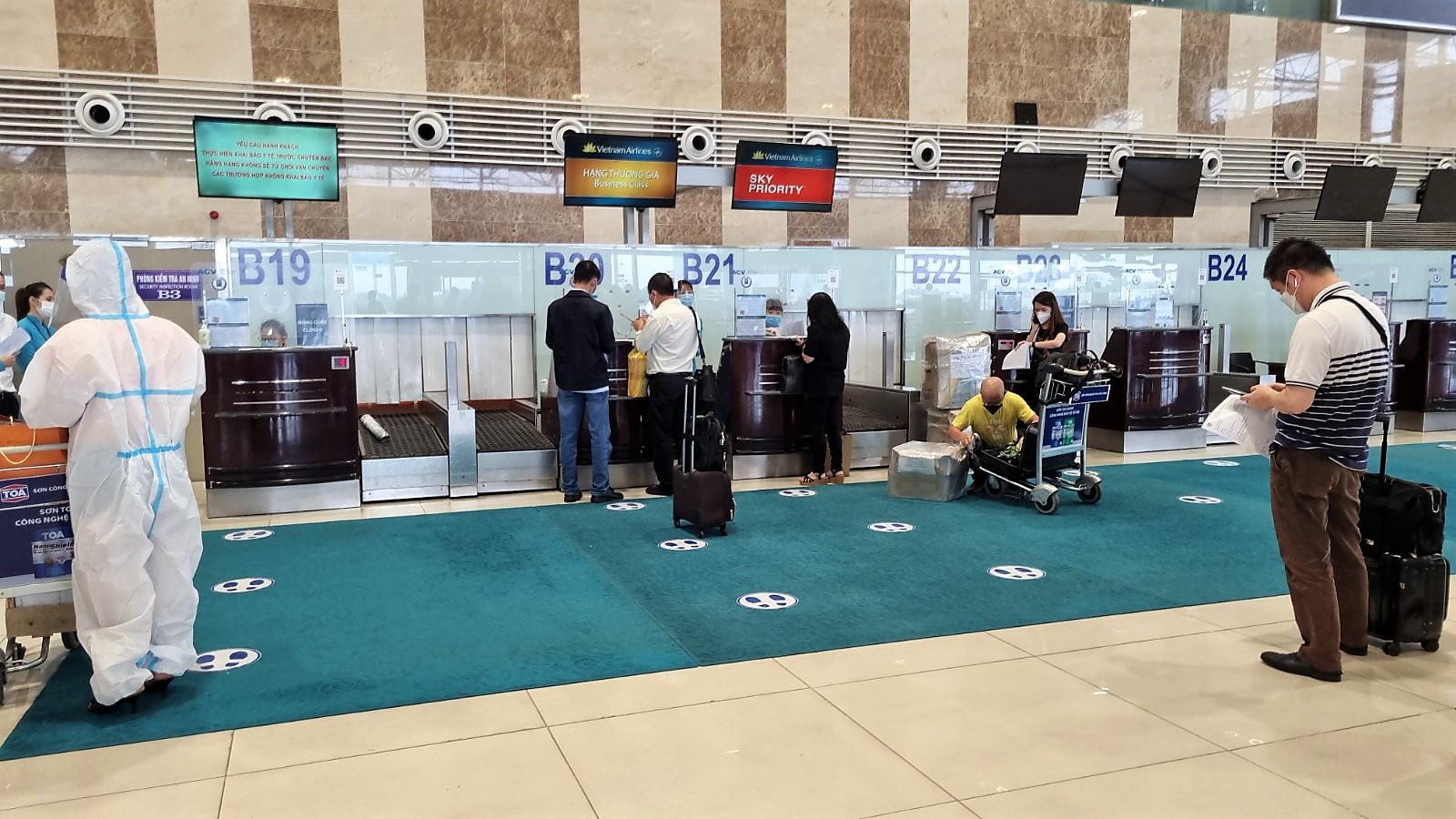 V&#236; sao H&#224; Nội phải c&#225;ch ly tập trung 7 ng&#224;y đối với người bay đến từ TP.HCM? - Ảnh 2