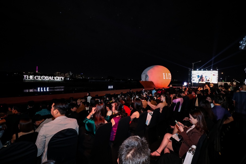Hơn 1.000 kh&aacute;n giả thưởng thức đ&ecirc;m diễn tại ELLE Fashion Show 2022. Ảnh: Masterise Homes