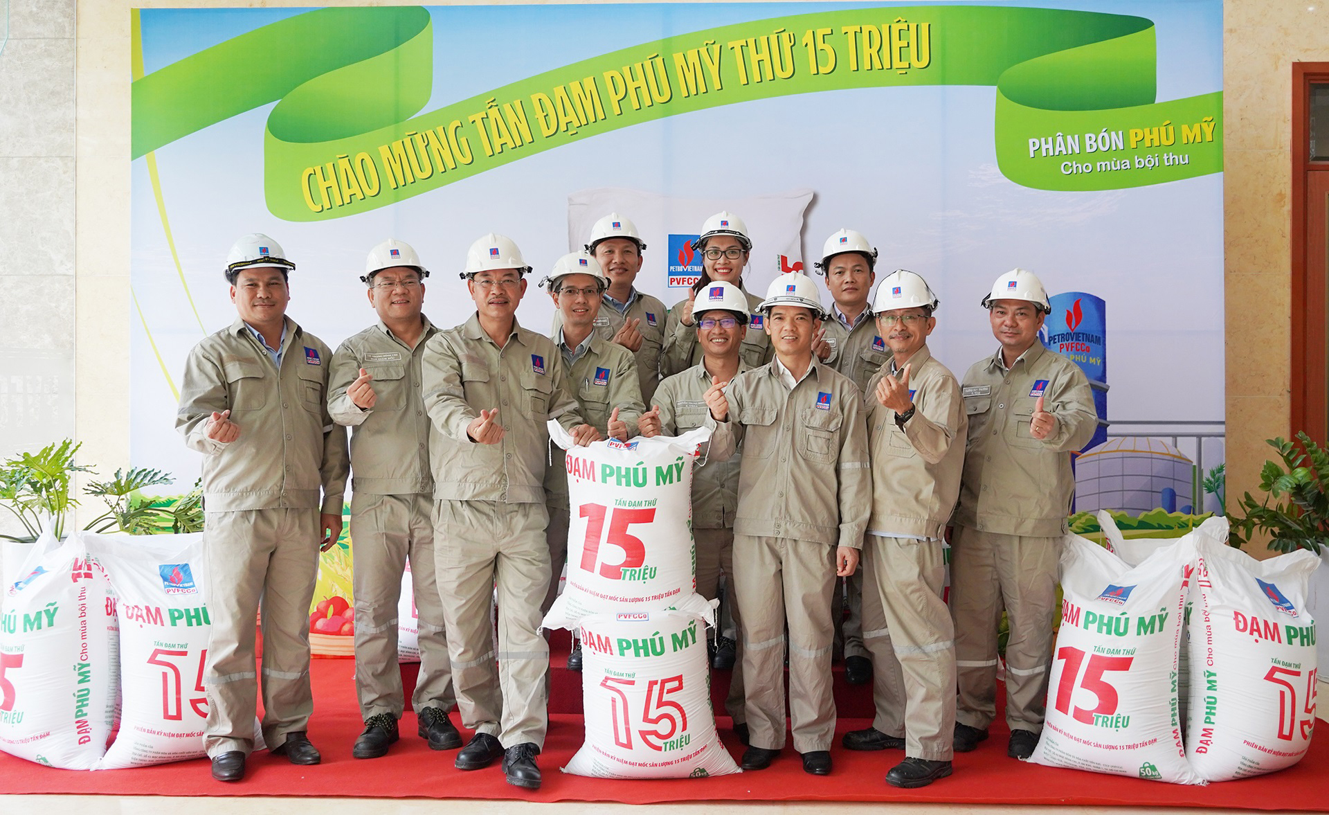 C&ugrave;ng mừng vui đ&oacute;n tấn ph&acirc;n đạm thứ 15 triệu sau 20 năm nh&agrave; m&aacute;y đi v&agrave;o hoạt động &nbsp;