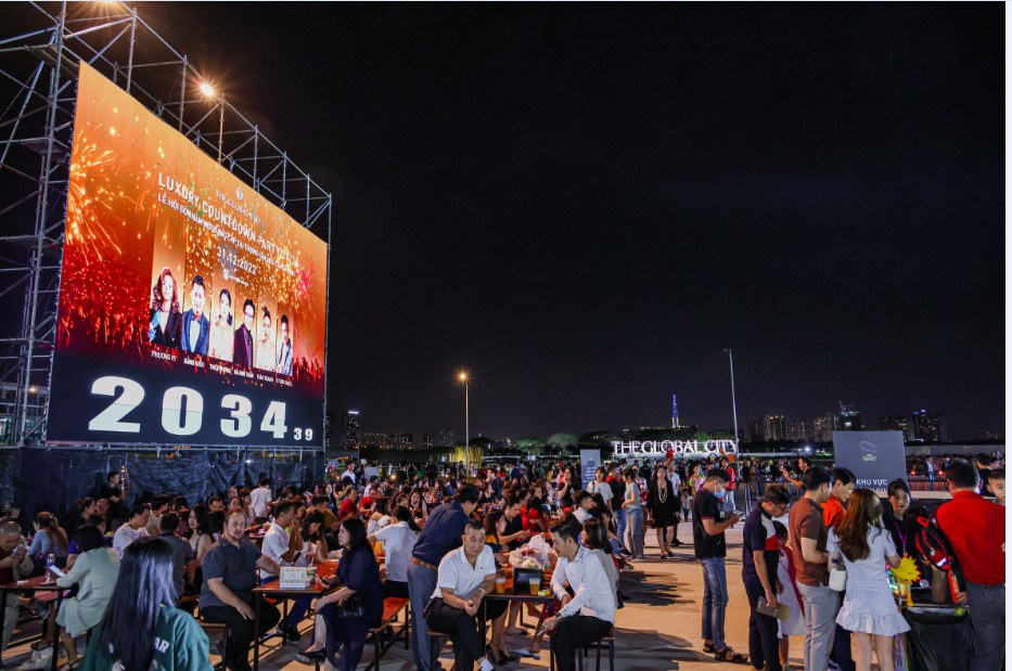 H&agrave;ng ng&agrave;n bạn trẻ, người d&acirc;n v&agrave; du kh&aacute;ch tận hưởng kh&ocirc;ng kh&iacute; lễ hội s&ocirc;i động