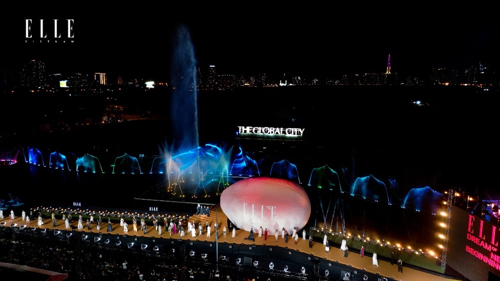 S&agrave;n diễn d&agrave;i 130m bố tr&iacute; cạnh khu k&ecirc;nh đ&agrave;o với hệ thống nhạc nước lớn nhất Đ&ocirc;ng Nam &Aacute; được thiết kế ri&ecirc;ng cho sự kiện. Ảnh: ELLE Vietnam