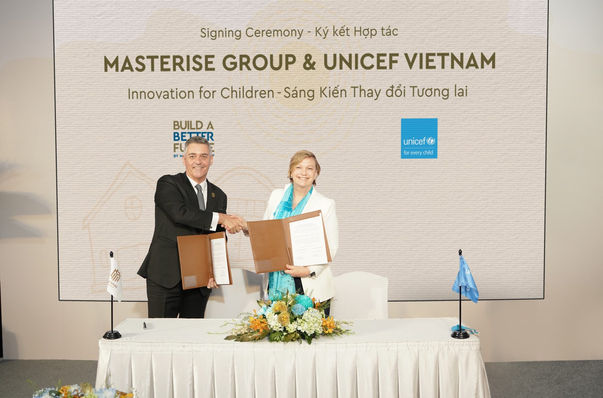 &Ocirc;ng Jason Turnbull - Phó TGĐ Masterise Homes (tr&aacute;i) và bà Rana Flowers, Trưởng đại diện UNICEF tại Việt Nam ký kết hợp tác chiến lược trong khu&ocirc;n khổ chương tr&igrave;nh &ldquo;Build a Better Future&rdquo;.