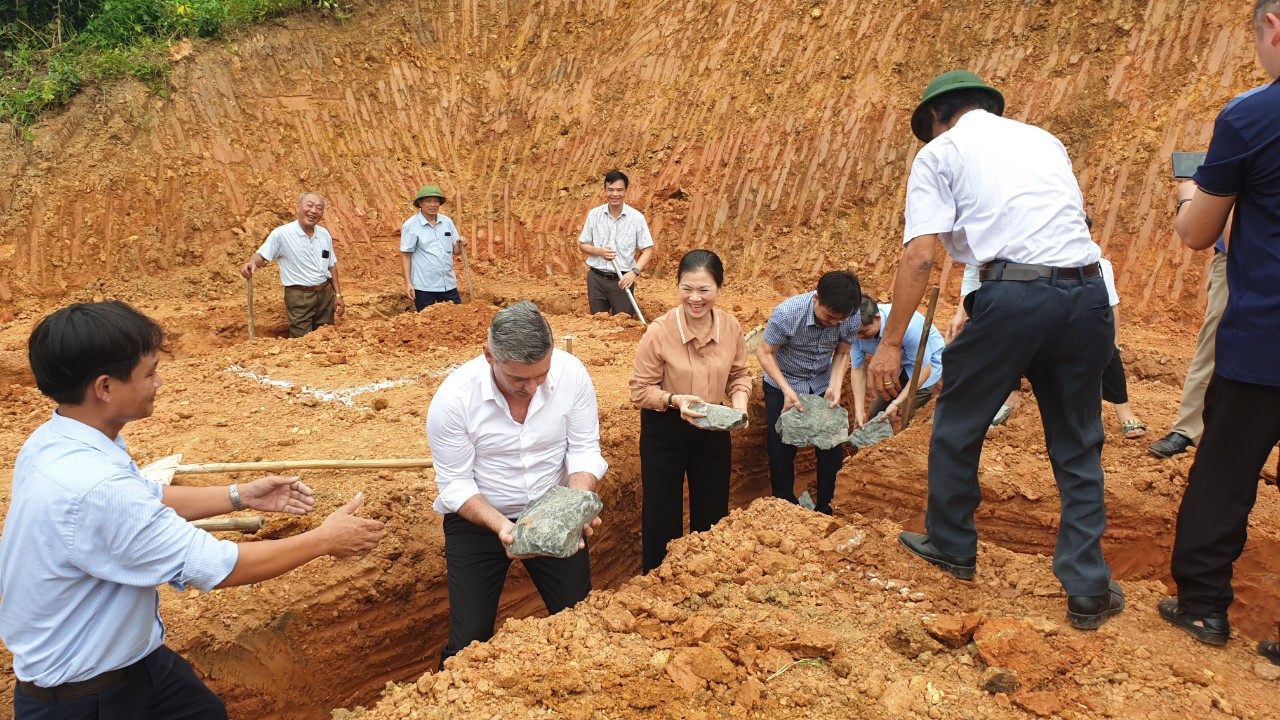 &Ocirc;ng Jason Turnbull &ndash; Đại diện Masterise Group v&agrave; B&agrave; Trương Thị Ngọc &Aacute;nh &ndash; Ph&oacute; Chủ tịch Ủy Ban Trung ương Mặt trận Tổ quốc Việt Nam tại lễ khởi c&ocirc;ng x&acirc;y nh&agrave; Đại Đo&agrave;n Kết tại Tuy&ecirc;n Quang, th&aacute;ng 9/2022.