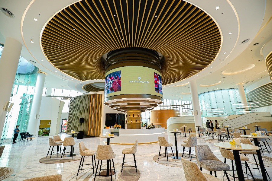 B&ecirc;n trong l&agrave; kh&ocirc;ng gian dịch vụ sang trọng kết hợp c&ugrave;ng cảnh quan thi&ecirc;n nhi&ecirc;n, thiết kế được đầu tư tỉ mỉ c&ugrave;ng c&ocirc;ng nghệ ti&ecirc;n tiến. &nbsp;