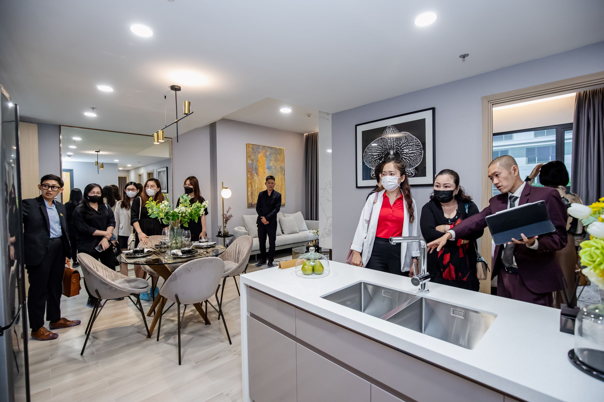 Kh&aacute;ch tham quan ấn tượng với kh&ocirc;ng gian sang trọng v&agrave; b&agrave;n giao đầy đủ trang thiết bị nội thất quốc tế của Masteri Centre Point. &nbsp;