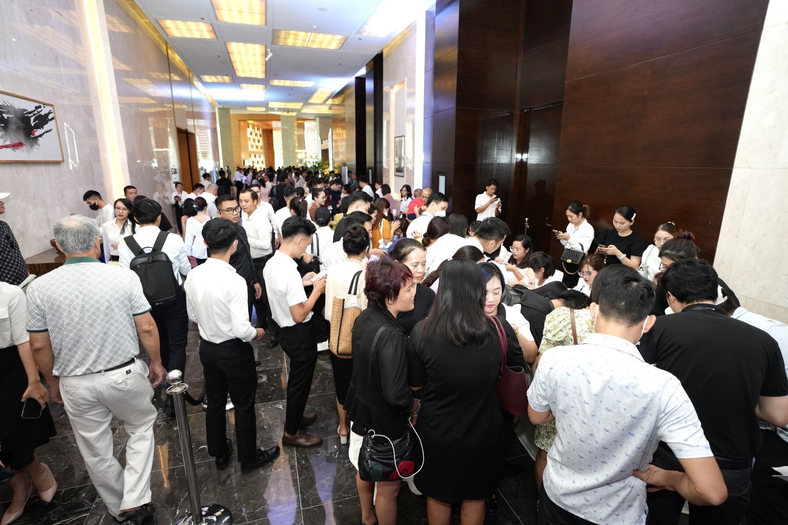 Đ&ocirc;ng đảo kh&aacute;ch h&agrave;ng xếp h&agrave;ng đến t&igrave;m hiểu v&agrave; đặt mua căn hộ&nbsp; &nbsp;