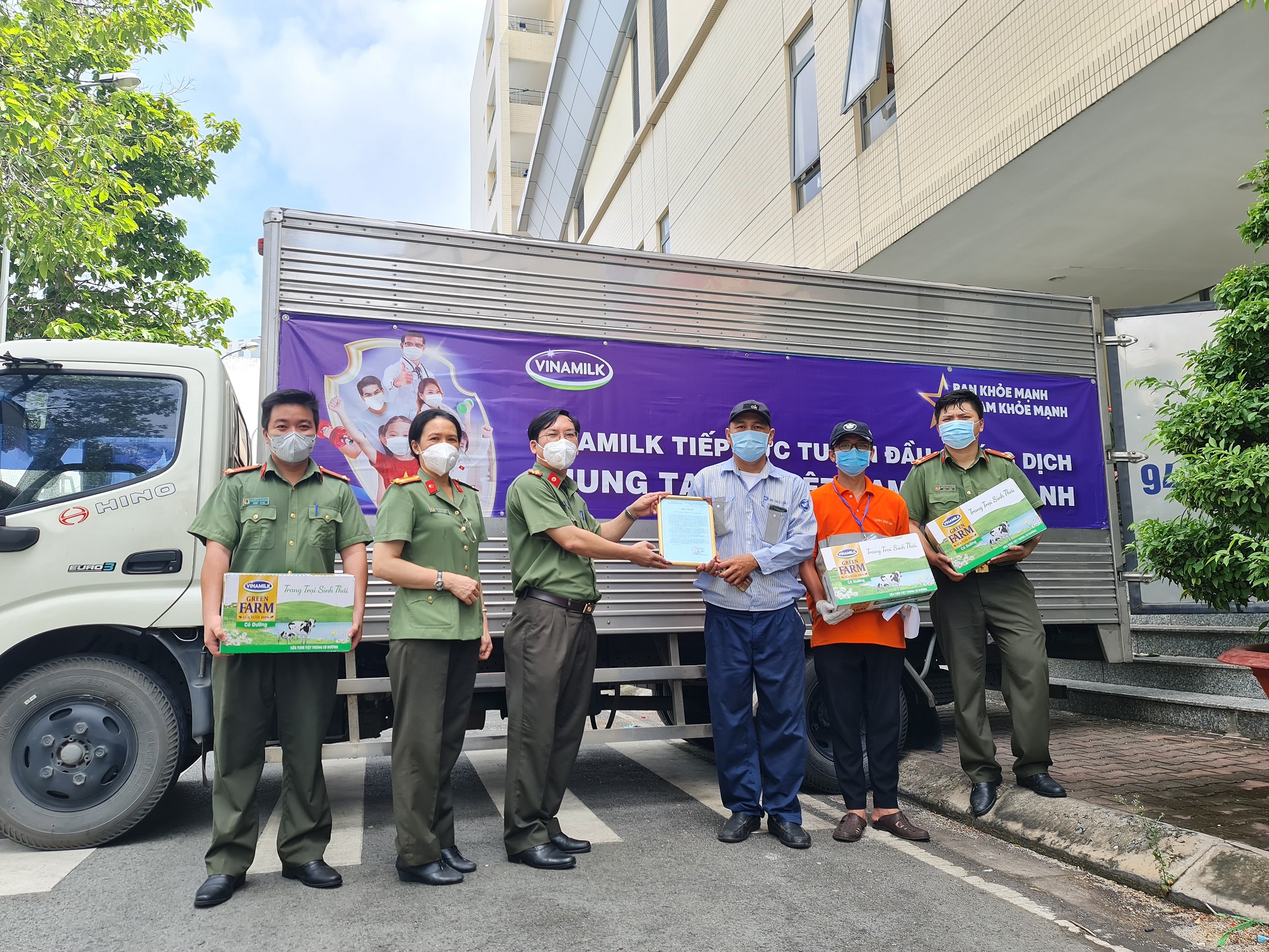 Tại TPHCM, Vinamilk đ&atilde; tổ chức nhiều đợt tiếp sức tuyến đầu, hỗ trợ dinh dưỡng cho trẻ em, người d&acirc;n kh&oacute; khăn &nbsp;