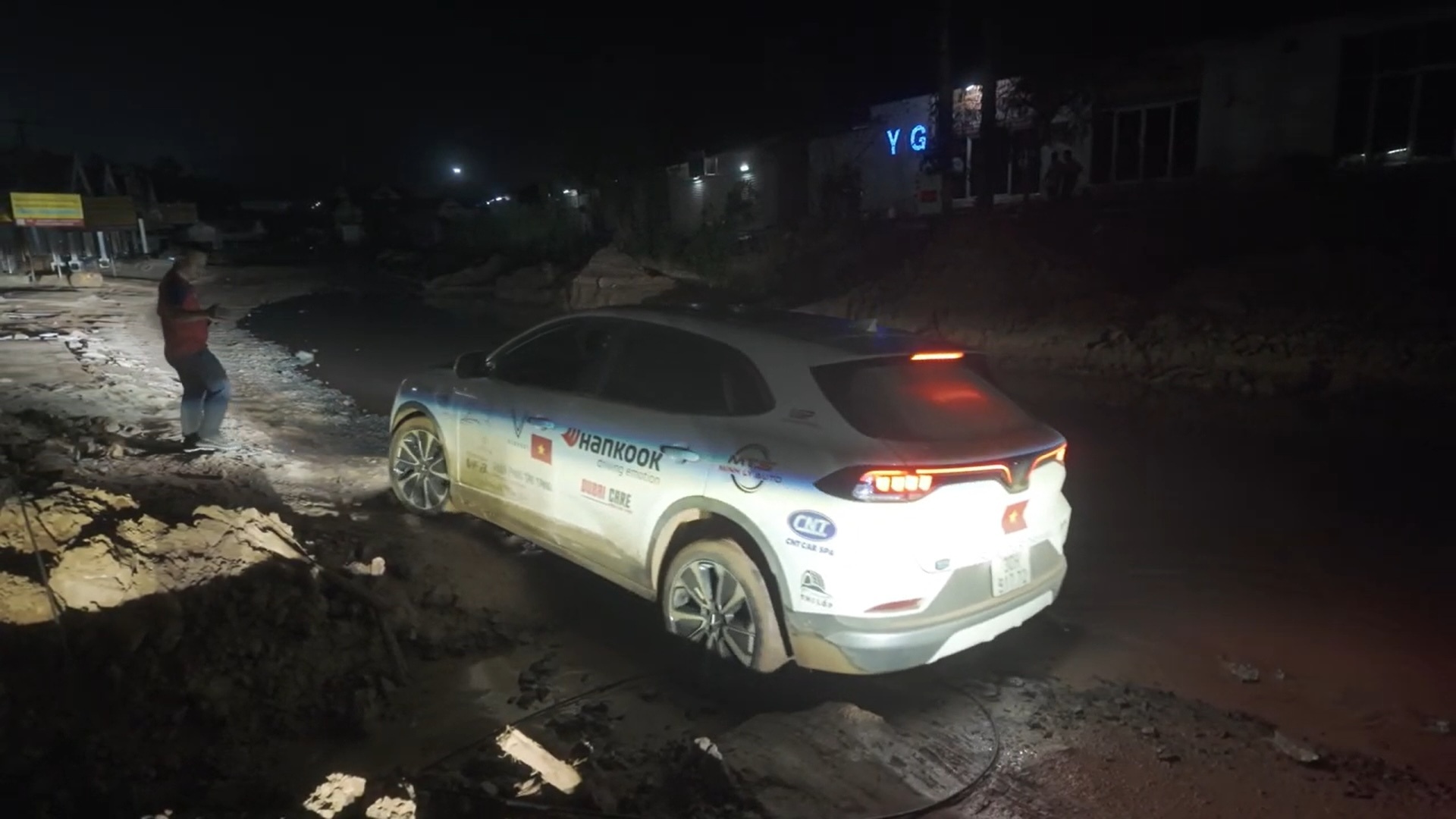 Nhờ lợi thế xe gầm cao, c&aacute;c chủ xe VF 8 đ&atilde; an to&agrave;n chinh phục chặng đường kh&oacute; khăn tại L&agrave;o.