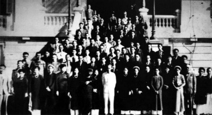 B&aacute;c Hồ gặp gỡ giới C&ocirc;ng Thương H&agrave; Nội tại Bắc Bộ phủ năm 1945. (Ảnh: Tư liệu).