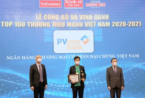 Đại diện Ng&acirc;n h&agrave;ng TMCP Đại Ch&uacute;ng Việt Nam (PVcomBank) nhận bằng khen v&agrave; giải thưởng Thương hiệu mạnh Việt Nam &nbsp;