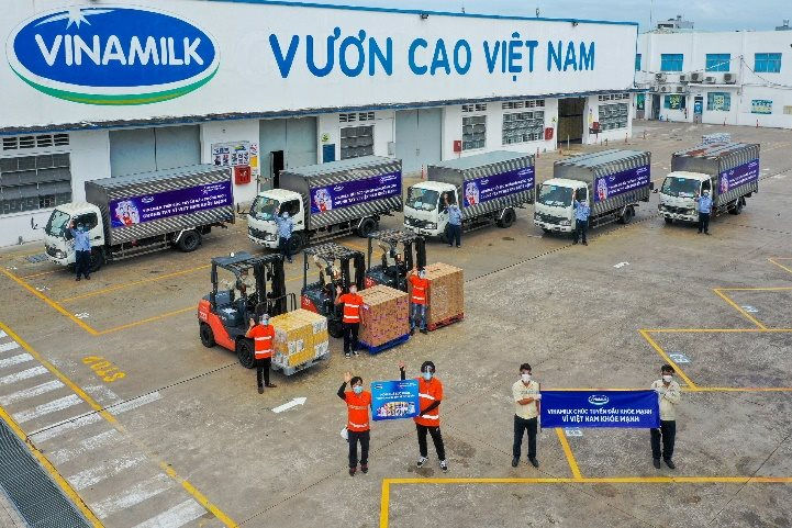 Hoạt động cung ứng h&agrave;ng h&oacute;a được Vinamilk duy tr&igrave; trong điều kiện gi&atilde;n c&aacute;ch, đảm bảo sản phẩm&nbsp;dinh dưỡng đến với người d&acirc;n &nbsp;