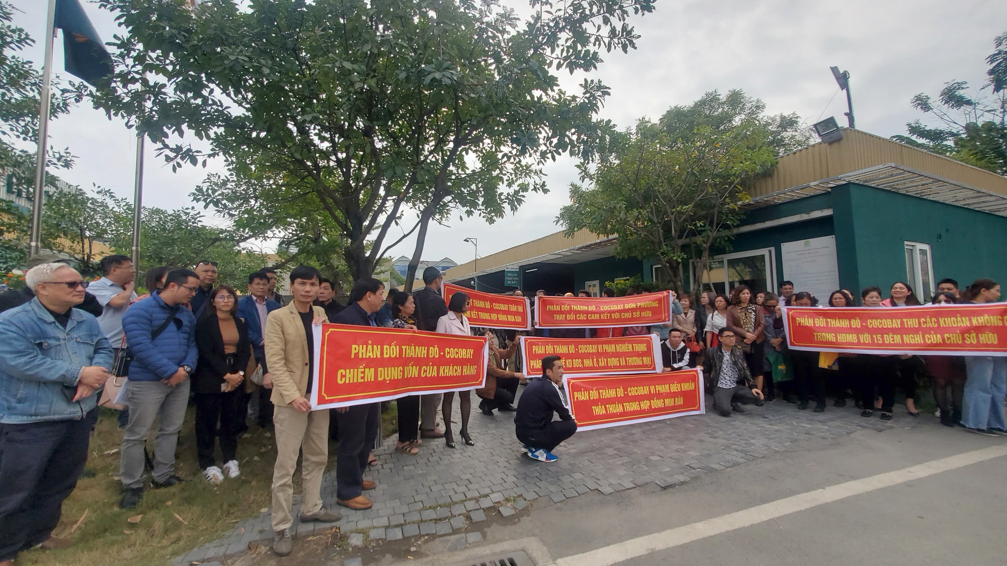 Nhiều kh&aacute;ch h&agrave;ng bức x&uacute;c l&ecirc;n tiếng đ&ograve;i lại quyền lợi.&nbsp;