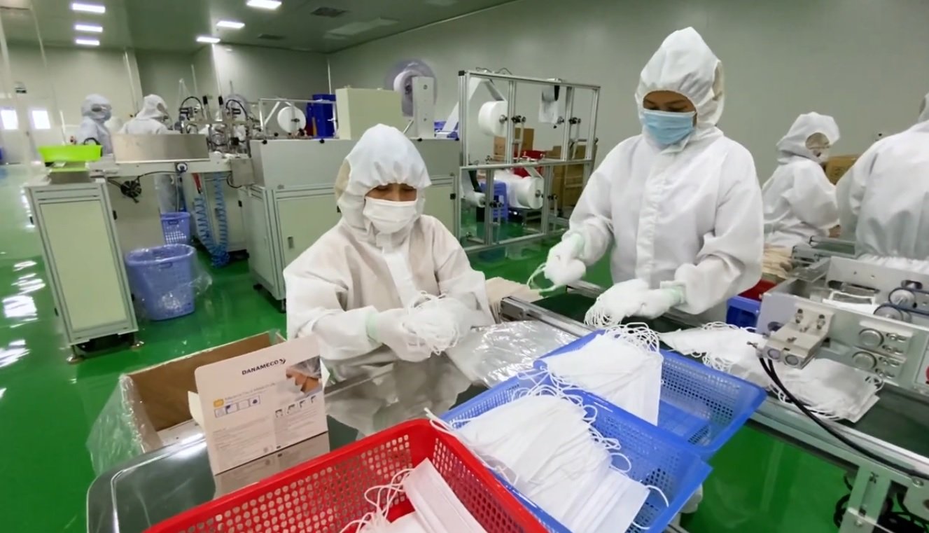 D&acirc;y chuyền sản xuất khẩu trang của Danameco, sản phẩm từng mang lại doanh thu v&agrave; lợi nhuận lớn cho doanh nghiệp trong giai đoạn dịch Covid-19.