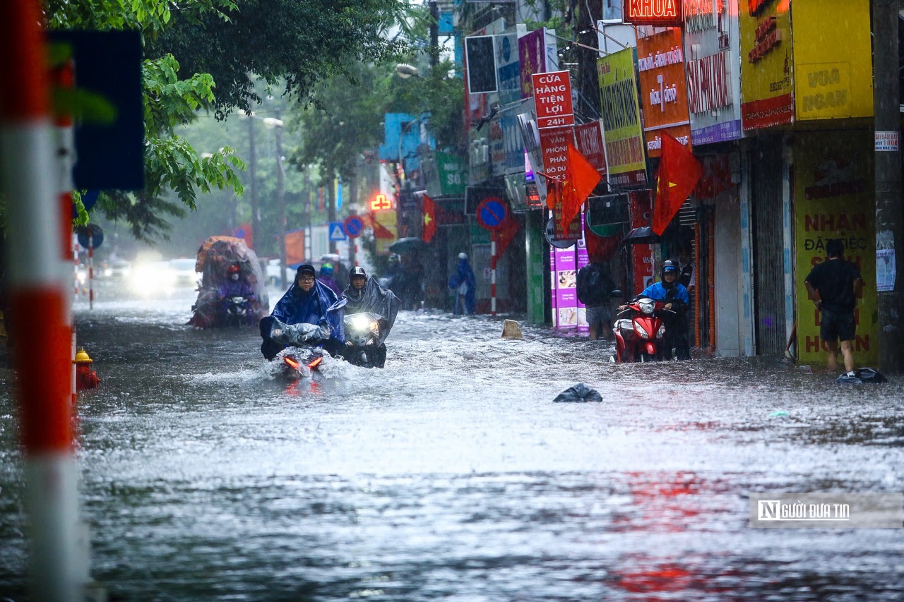C&ocirc;ng ty Tho&aacute;t nước H&agrave; Nội giới thiệu m&igrave;nh l&agrave; đơn vị c&oacute; vai tr&ograve; ch&iacute;nh trong c&ocirc;ng t&aacute;c quản l&yacute; vận h&agrave;nh hệ thống tho&aacute;t nước, từng bước khắc phục hiệu quả t&igrave;nh trạng &uacute;ng ngập v&agrave; giảm thiểu &ocirc; nhiễm m&ocirc;i trường tr&ecirc;n địa b&agrave;n Thủ đ&ocirc;.