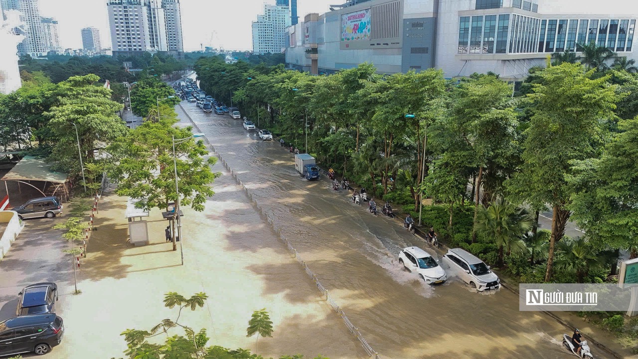 Chỉ một trận mưa v&agrave;i tiếng cũng đủ để nhiều tuyến phố H&agrave; Nội biến th&agrave;nh &ldquo;d&ograve;ng s&ocirc;ng&rdquo; bất đắc dĩ.