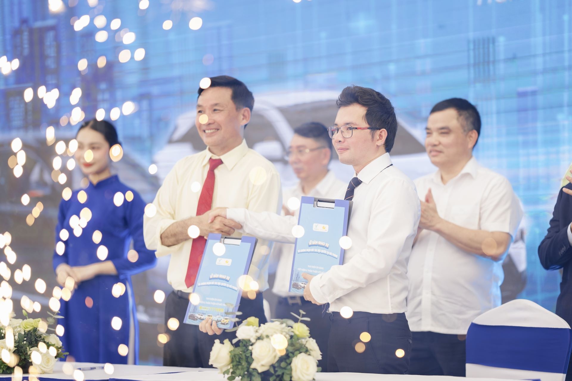 &Ocirc;ng Nguyễn Văn Định - Chủ tịch HĐQT ki&ecirc;m Gi&aacute;m đốc C&ocirc;ng ty cổ phần &Eacute;n V&agrave;ng quốc tế (b&ecirc;n tr&aacute;i) - v&agrave; &ocirc;ng Nguyễn Văn Thanh - Tổng gi&aacute;m đốc C&ocirc;ng ty GSM To&agrave;n cầu - tại Lễ b&agrave;n giao xe v&agrave; chứng nhận đối t&aacute;c ti&ecirc;n phong độc quyền tại Hải Ph&ograve;ng.