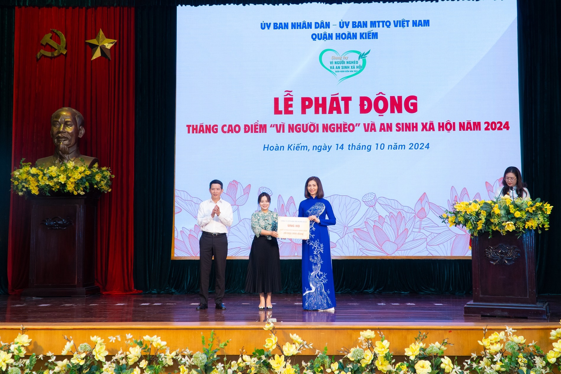 GELEX tham gia chương tr&igrave;nh Th&aacute;ng cao điểm &ldquo;V&igrave; người ngh&egrave;o&rdquo; v&agrave; an sinh x&atilde; hội tại UBND quận Ho&agrave;n Kiếm, H&agrave; Nội.