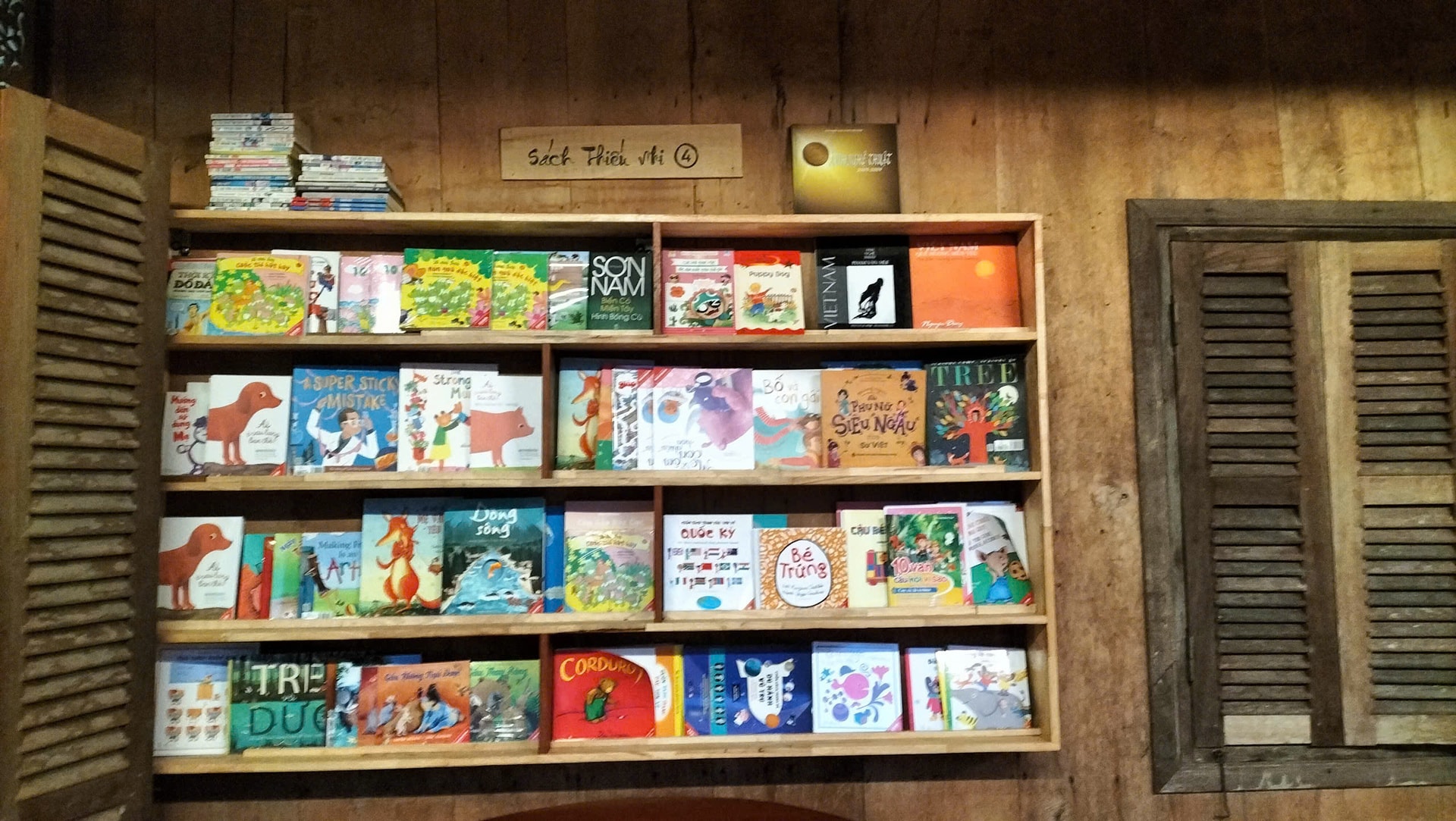 Một g&oacute;c Tủ s&aacute;ch GELEX d&agrave;nh tặng Thư viện Miệt Vườn (Vĩnh Long).