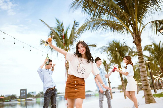 Giới trẻ thỏa sức kh&aacute;m ph&aacute; trong kh&ocirc;ng gian sống hiện đại của Vinhomes Smart City. &nbsp;