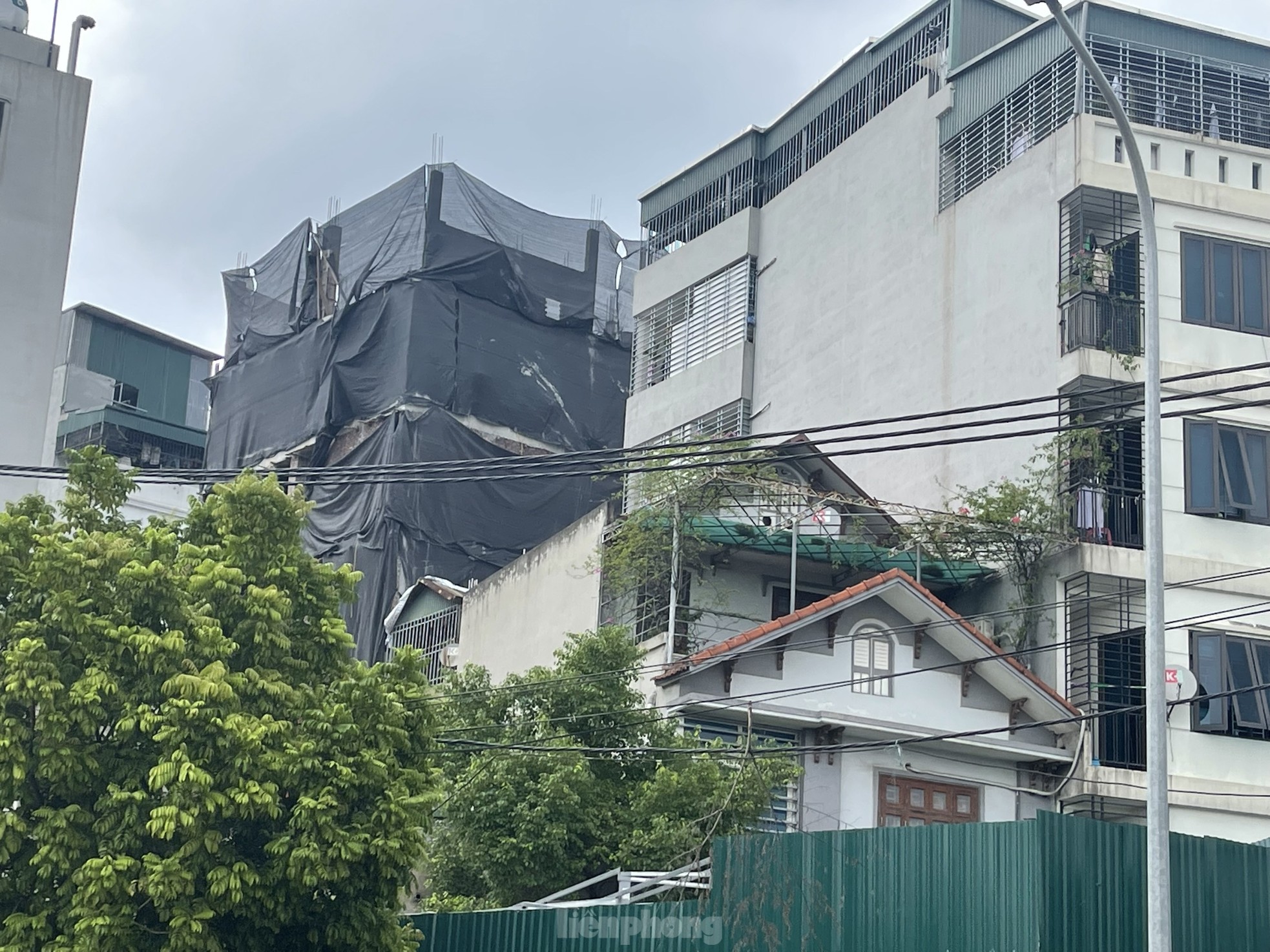 Khảo s&aacute;t tại khu vực phố T&acirc;n Triều (x&atilde; T&acirc;n Triều, huyện Thanh Tr&igrave;) &ndash; nơi được nhiều người mệnh danh l&agrave; &ldquo;Thi&ecirc;n đường chung cư mini&rdquo;, t&igrave;nh trạng x&acirc;y dựng c&aacute;c t&ograve;a nh&agrave; vượt tầng sai quy định diễn ra rầm rộ, kh&ocirc;ng kh&aacute;c g&igrave; một đại c&ocirc;ng trường.