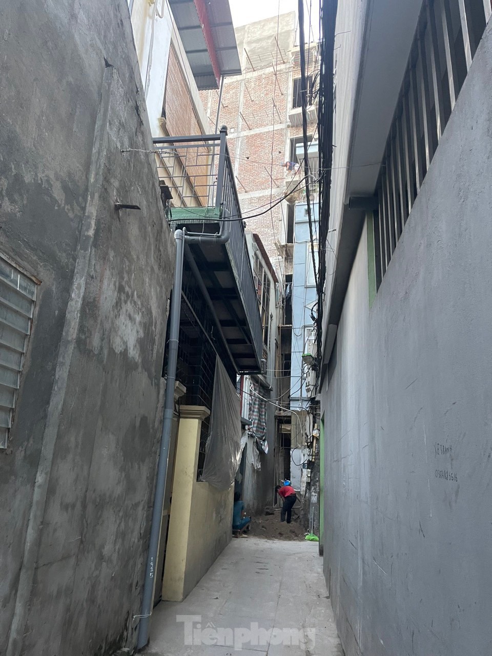 Trao đổi với Tiền Phong, &Ocirc;ng Nguyễn Văn Lăng, Ph&oacute; Chủ tịch UBND x&atilde; T&acirc;n Triều cho biết, theo quy hoạch của TP, nh&agrave; ở ri&ecirc;ng lẻ tại khu vực x&atilde; T&acirc;n Triều chỉ được cấp ph&eacute;p x&acirc;y 5 tầng v&agrave; 1 tum. Tuy nhi&ecirc;n, tất cả c&aacute;c c&ocirc;ng tr&igrave;nh vừa n&ecirc;u đều đang x&acirc;y dựng đến &iacute;t nhất tầng thứ 7 chưa kể tum.