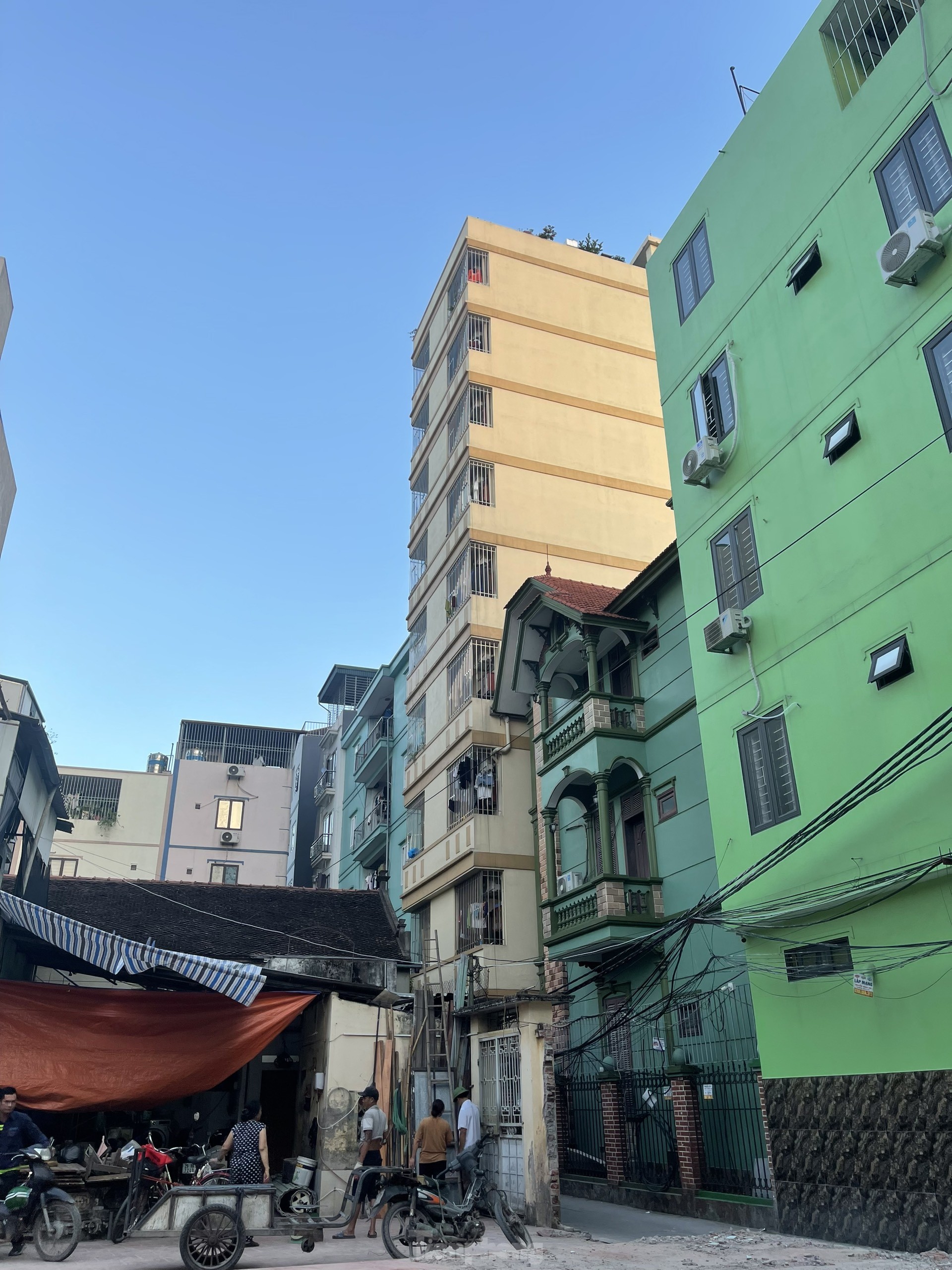 &#39;Đại c&#244;ng trường&#39; chung cư mini cấp tập x&#226;y dựng cả ng&#224;y lẫn đ&#234;m sau vụ ch&#225;y - Ảnh 11