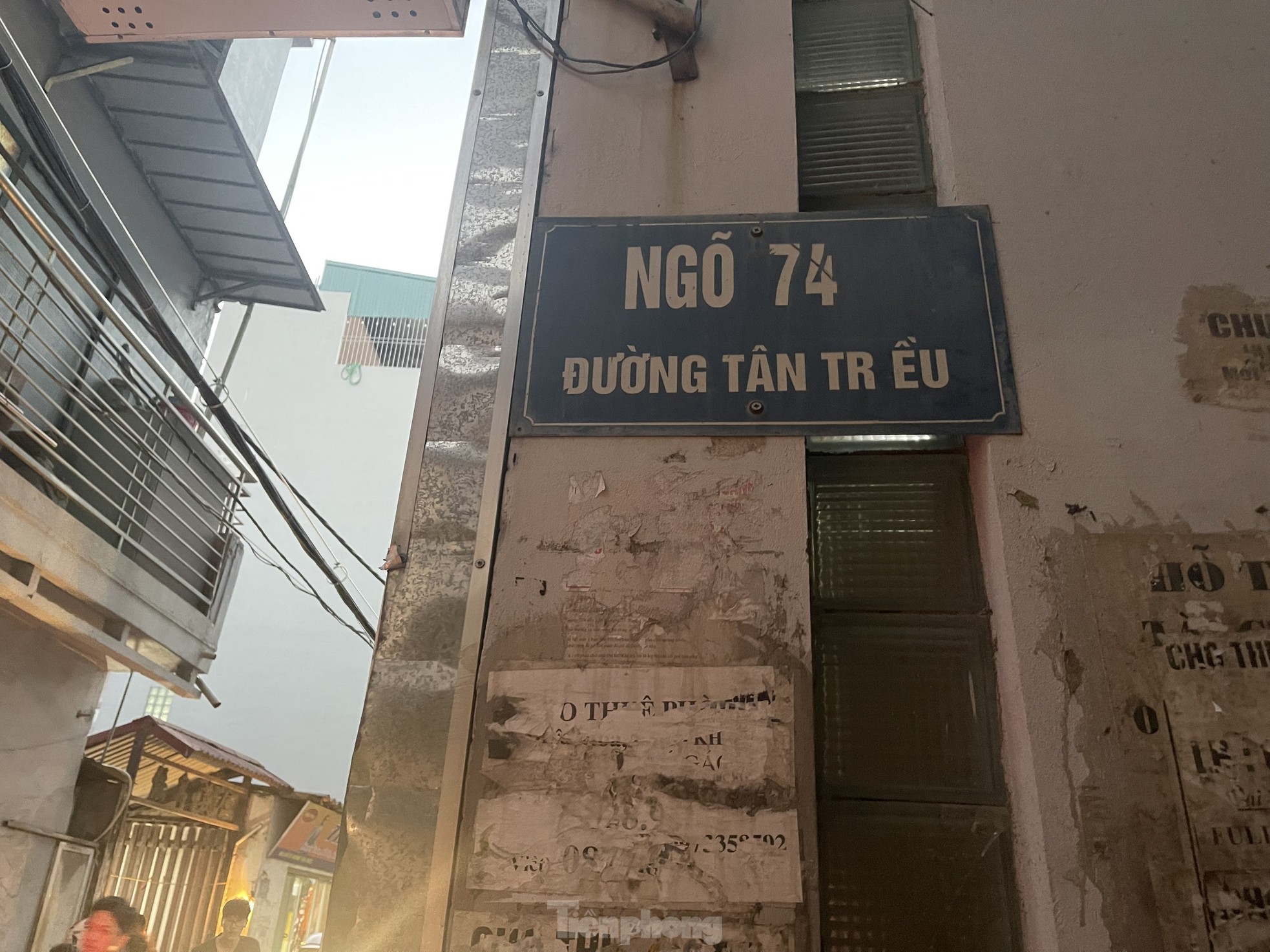 Tại ng&otilde; 74 đường T&acirc;n Triều, người d&acirc;n b&agrave;y tỏ sự bức x&uacute;c khi ng&agrave;y đ&ecirc;m phải nghe tiếng ồn x&acirc;y dựng từ c&aacute;c c&ocirc;ng tr&igrave;nh n&agrave;y.