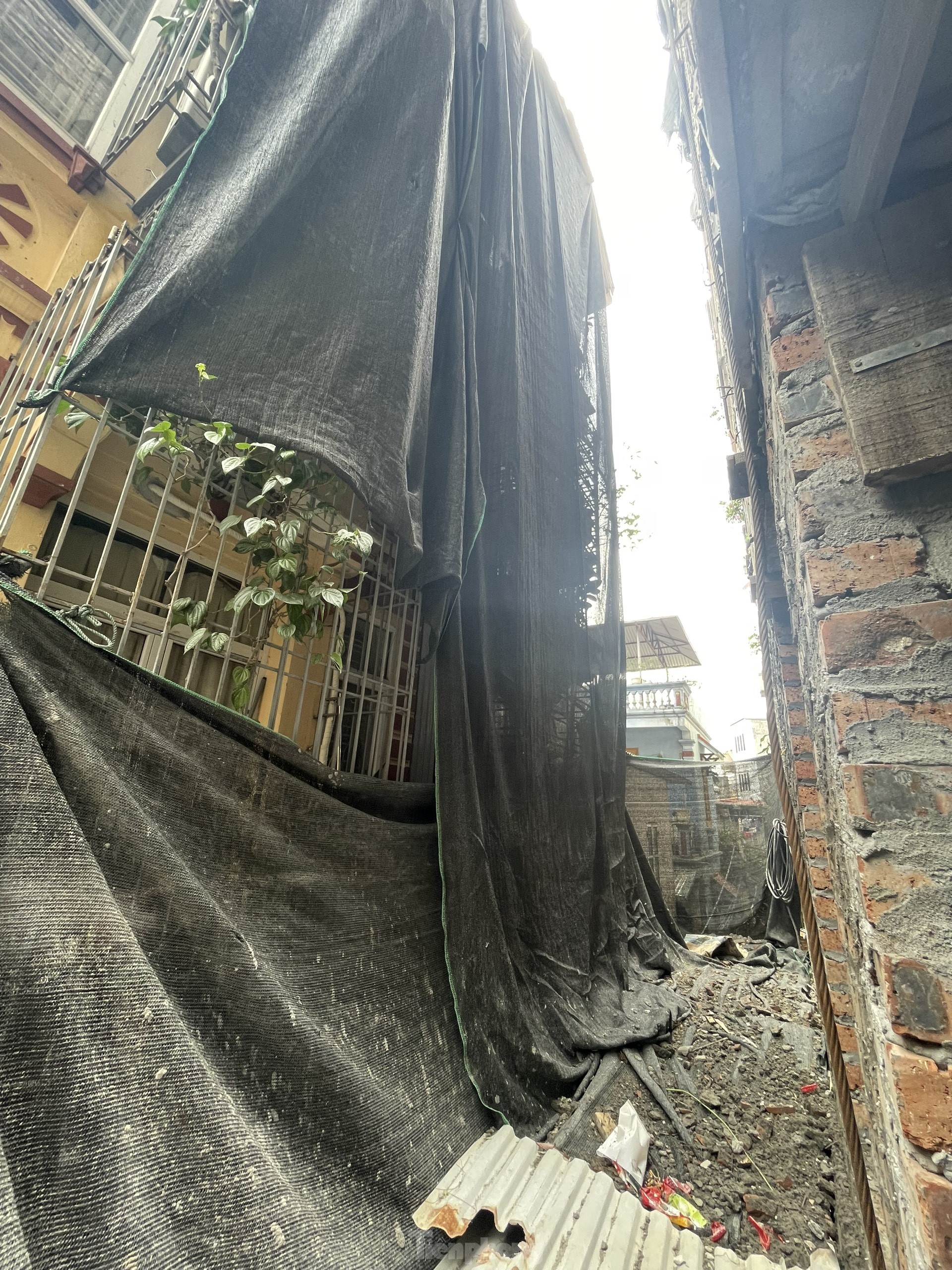 &#39;Đại c&#244;ng trường&#39; chung cư mini cấp tập x&#226;y dựng cả ng&#224;y lẫn đ&#234;m sau vụ ch&#225;y - Ảnh 5