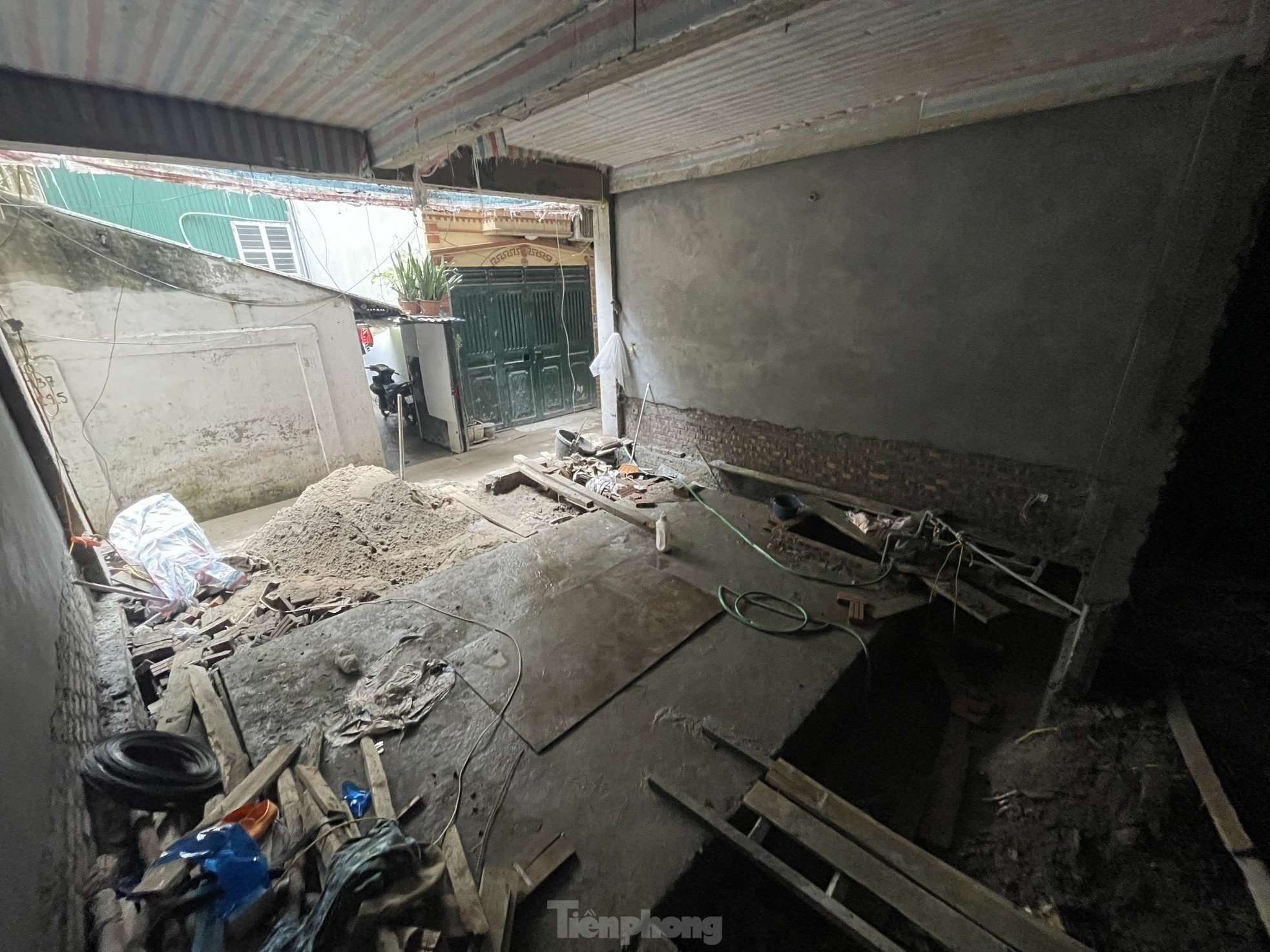 Thấy c&oacute; người đến hỏi thu&ecirc; nh&agrave;, h&agrave;ng x&oacute;m b&ecirc;n cạnh cho biết t&ograve;a nh&agrave; n&agrave;y sẽ ho&agrave;n th&agrave;nh v&agrave;o dịp gi&aacute;p Tết Nguy&ecirc;n đ&aacute;n, mỗi tầng c&oacute; khoảng 3 ph&ograve;ng với quy m&ocirc; cho khoảng 100 người sinh sống n&ecirc;n muốn thu&ecirc; th&igrave; tầm thời gian ấy hẵng quay lại.