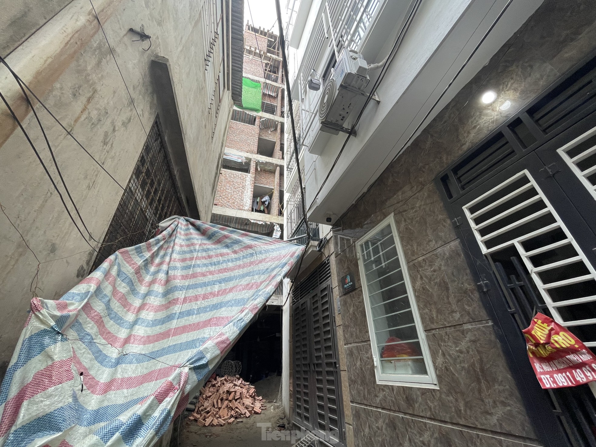 Cũng tr&ecirc;n địa b&agrave;n x&atilde; T&acirc;n Triều, một t&ograve;a nh&agrave; cao tầng ở ng&aacute;ch 118/1A T&acirc;n Triều nhận nhiều phản &aacute;nh của người d&acirc;n. Bởi lẽ, con ng&aacute;ch chỉ rộng hơn 1m m&agrave; ng&agrave;y đ&ecirc;m bị chật cứng v&igrave; c&ocirc;ng nh&acirc;n vận chuyển vật liệu ra v&agrave;o.