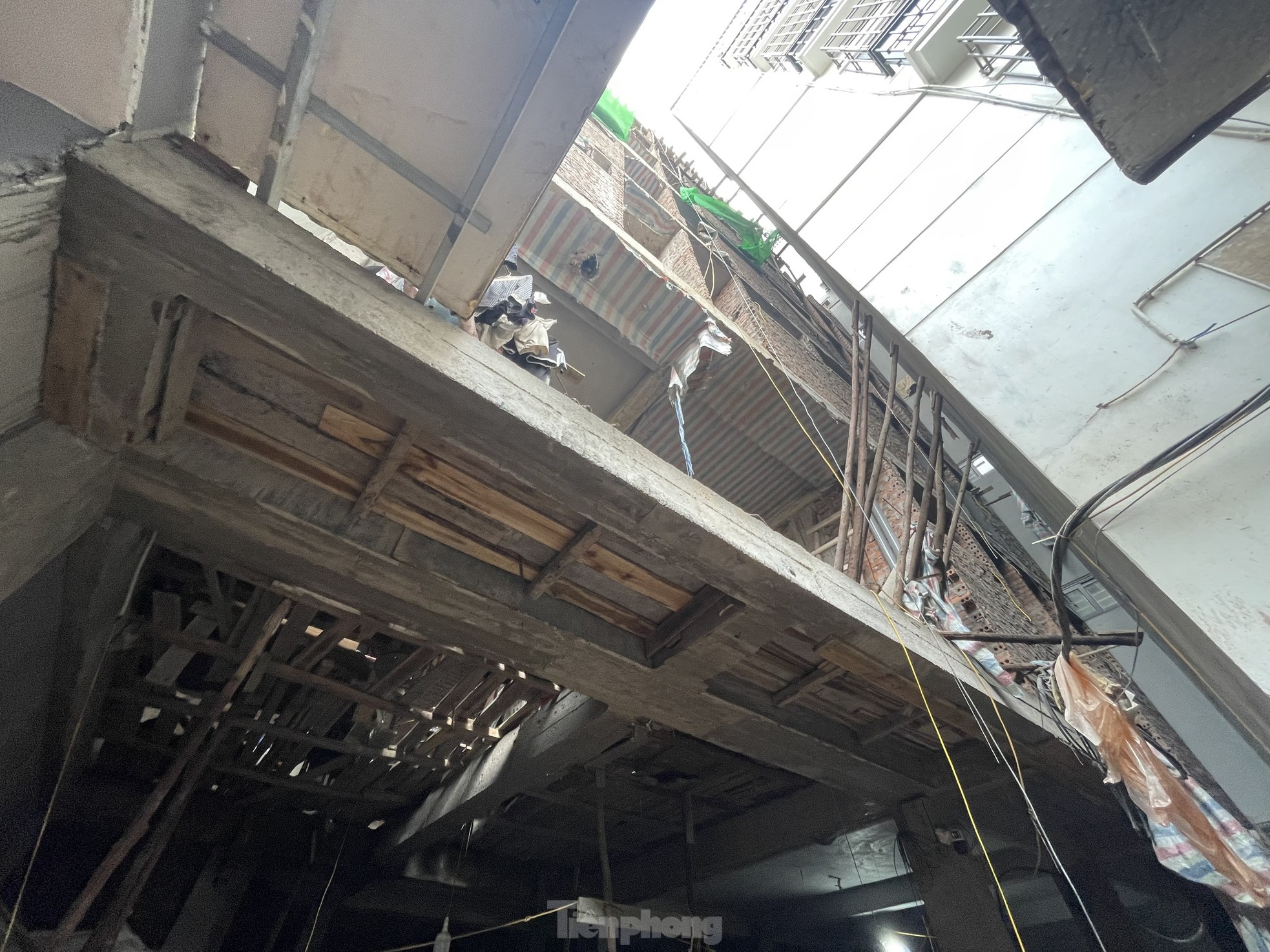 Theo &ocirc;ng Lăng, c&aacute;c c&ocirc;ng tr&igrave;nh x&acirc;y vượt tầng x&atilde; đều đ&atilde; c&oacute; hồ sơ v&agrave; bi&ecirc;n bản xử l&yacute; vi phạm. Nếu theo quy định của ph&aacute;p luật về x&acirc;y sai ph&eacute;p th&igrave; sẽ phải cắt đi những tầng vượt ph&eacute;p. Tuy nhi&ecirc;n, việc n&agrave;y rất kh&oacute; khăn, nhất l&agrave; đối với người d&acirc;n. Bởi lẽ, c&acirc;u chuyện x&acirc;y vượt tầng l&agrave; thực trạng chung của TP chứ kh&ocirc;ng ri&ecirc;ng g&igrave; địa b&agrave;n x&atilde; T&acirc;n Triều.