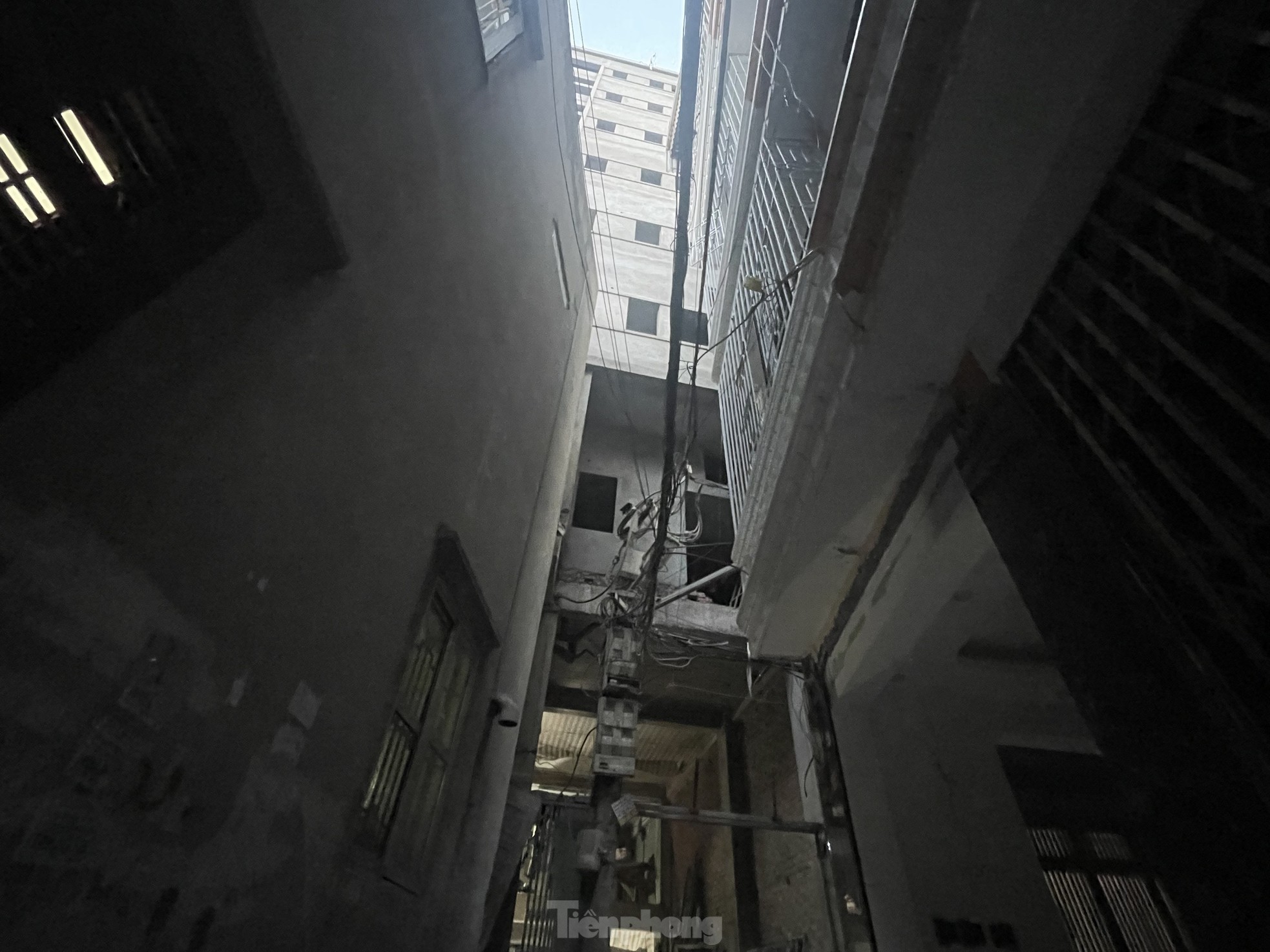 Cũng trong ng&otilde; 74 đường T&acirc;n Triều, c&aacute;ch c&ocirc;ng tr&igrave;nh vừa n&ecirc;u 50m, một t&ograve;a nh&agrave; 8 tầng kh&aacute;c cũng đang cấp tập x&acirc;y dựng. Một số người d&acirc;n xung quanh v&agrave; c&ocirc;ng nh&acirc;n tiết lộ, chủ nh&agrave; c&oacute; &yacute; định x&acirc;y dựng c&aacute;c ph&ograve;ng trọ để cho thu&ecirc;.