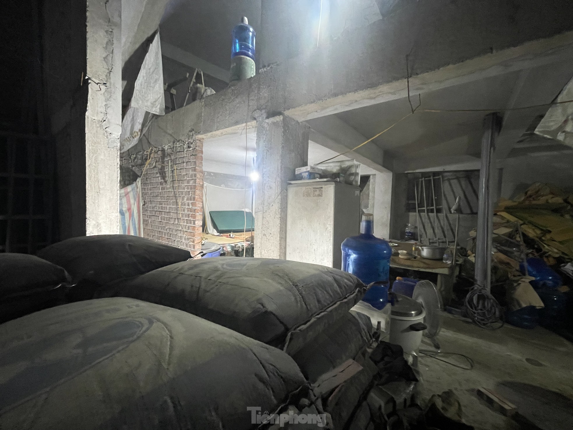 T&ograve;a nh&agrave; đ&atilde; tr&aacute;t vữa mặt ngo&agrave;i nhưng b&ecirc;n trong c&ograve;n đang ngổn ngang. Xi măng, c&aacute;t, sỏi, v&ocirc;i, vữa&hellip; chất đống khắp nơi.