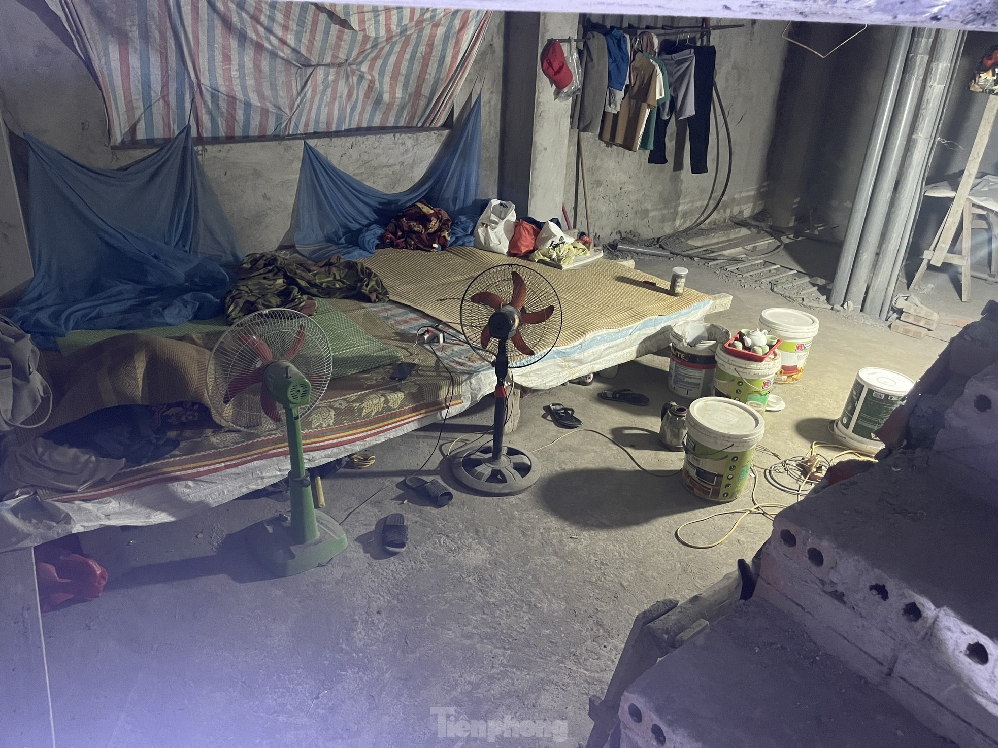 &#39;Đại c&#244;ng trường&#39; chung cư mini cấp tập x&#226;y dựng cả ng&#224;y lẫn đ&#234;m sau vụ ch&#225;y - Ảnh 1