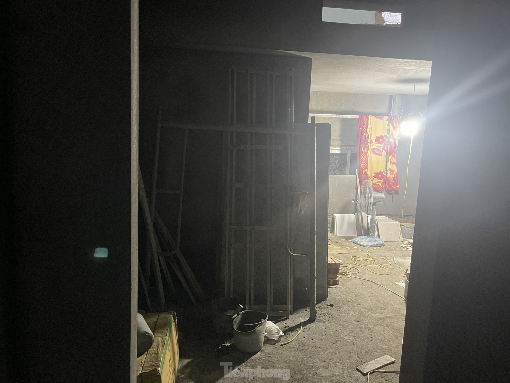 Thời điểm khảo s&aacute;t l&uacute;c 20h, c&ocirc;ng nh&acirc;n vẫn đang miệt m&agrave;i x&acirc;y dựng v&agrave; chỉ cắt cử phụ nữ nấu cơm để ăn xong rồi l&agrave;m tiếp.