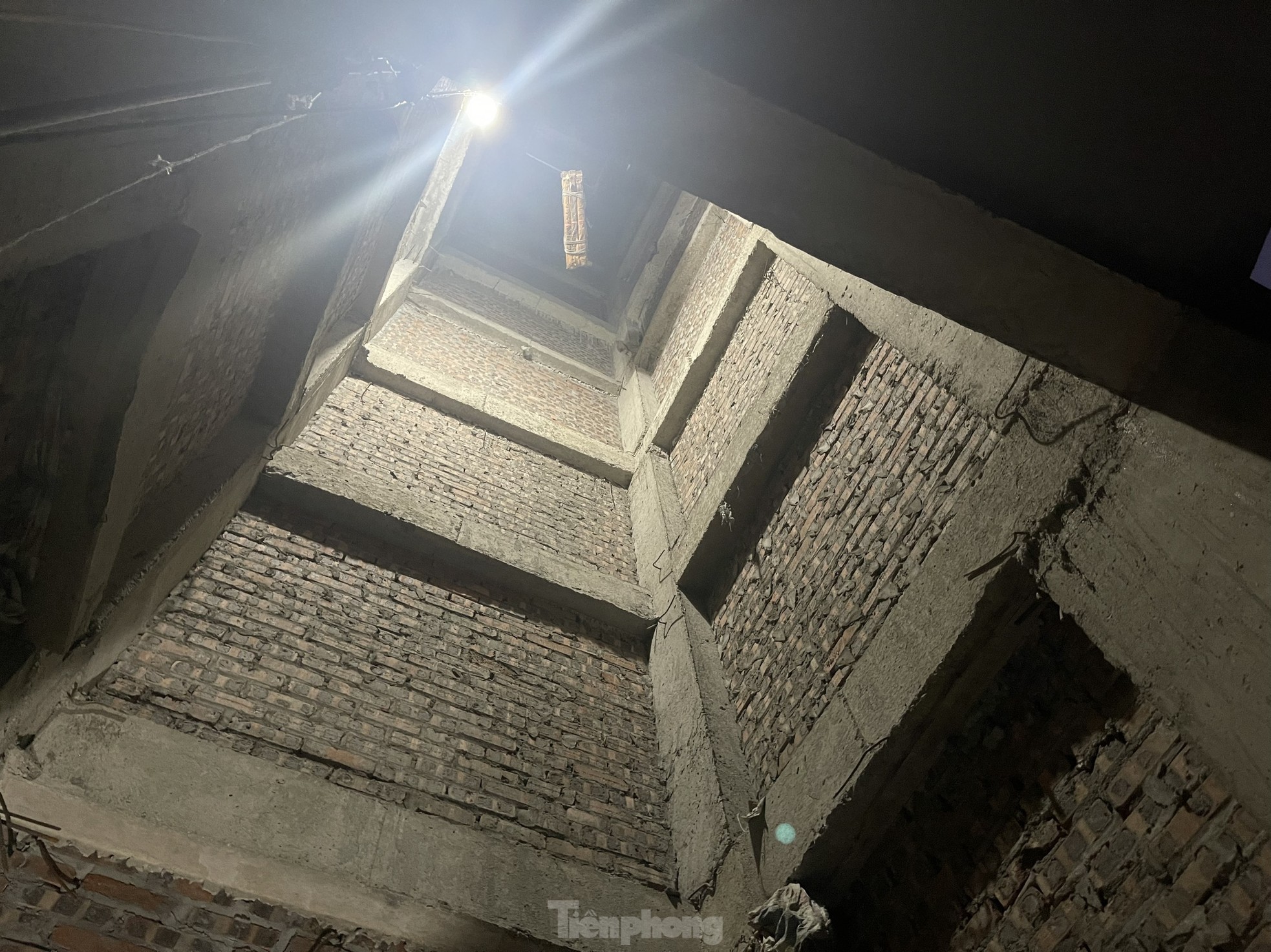 &#39;Đại c&#244;ng trường&#39; chung cư mini cấp tập x&#226;y dựng cả ng&#224;y lẫn đ&#234;m sau vụ ch&#225;y - Ảnh 2