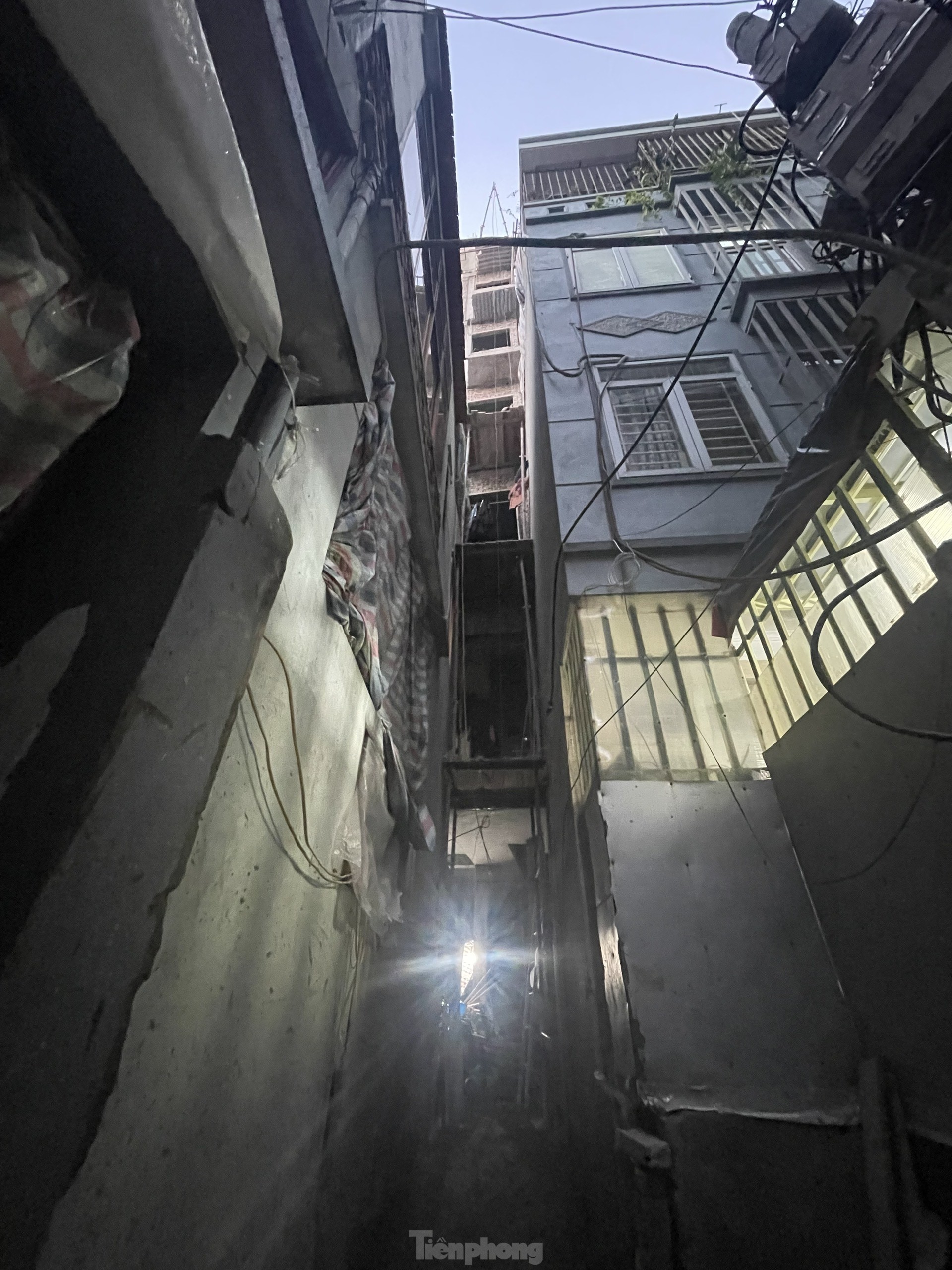 C&ocirc;ng tr&igrave;nh b&ecirc;n cạnh nh&agrave; số 7 trong ng&otilde; 74 đường T&acirc;n Triều đ&atilde; x&acirc;y dựng đến tầng thứ 7. C&ocirc;ng nh&acirc;n cho biết, t&ograve;a nh&agrave; n&agrave;y x&acirc;y dựng để cho thu&ecirc; ph&ograve;ng v&agrave; dự kiến ho&agrave;n c&ocirc;ng dịp gần Tết Nguy&ecirc;n đ&aacute;n 2024.