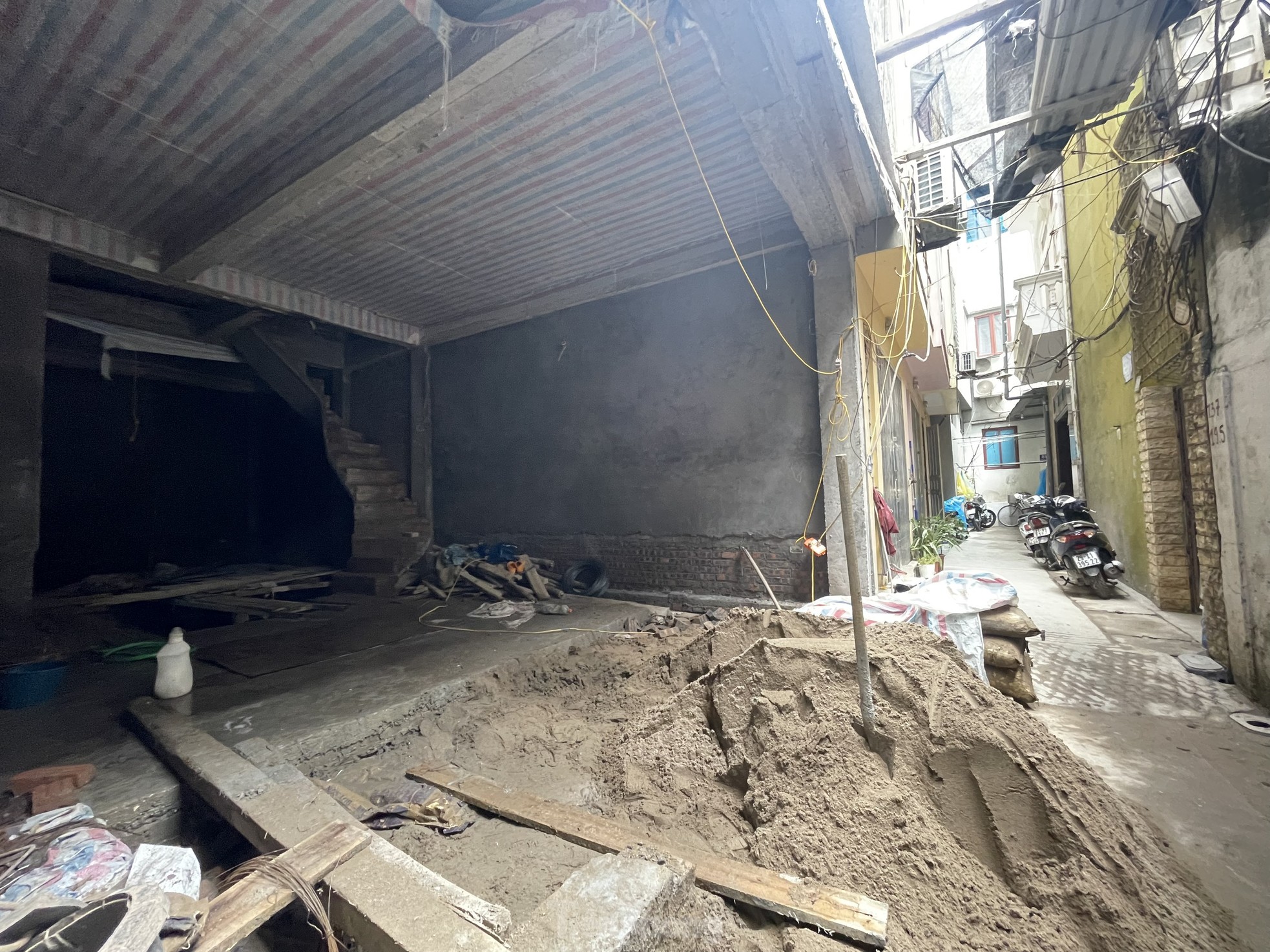 &#39;Đại c&#244;ng trường&#39; chung cư mini cấp tập x&#226;y dựng cả ng&#224;y lẫn đ&#234;m sau vụ ch&#225;y - Ảnh 6