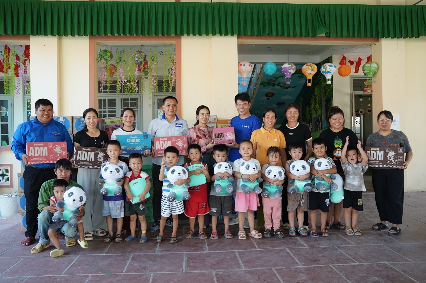 C&ocirc; tr&ograve; trường mầm non Nhật Tiến nhận qu&agrave; từ Vinamilk. Ảnh: Tịnh Kh&ocirc;ng