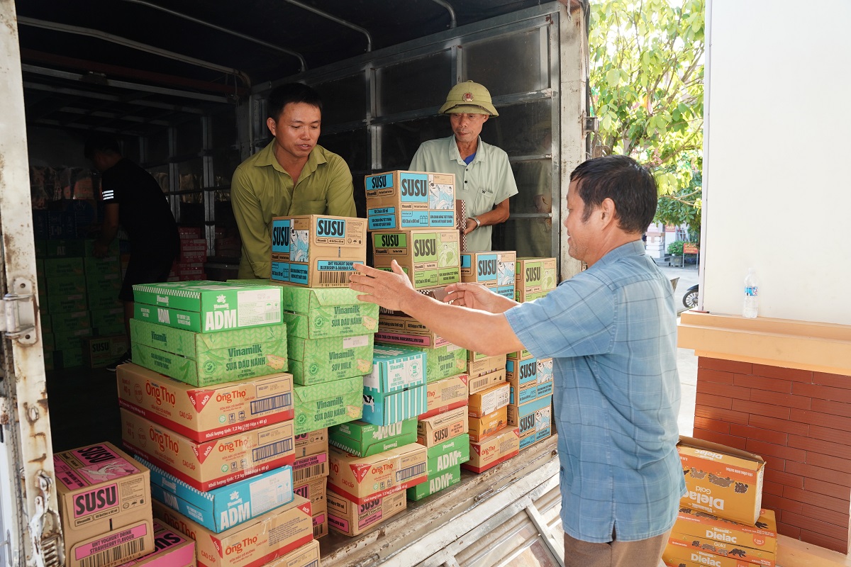 H&agrave;ng trăm ngh&igrave;n sản phẩm dinh dưỡng Vinamilk được vận chuyển đến nơi, trao tặng b&agrave; con hậu thi&ecirc;n tai. Ảnh: Tịnh Kh&ocirc;ng