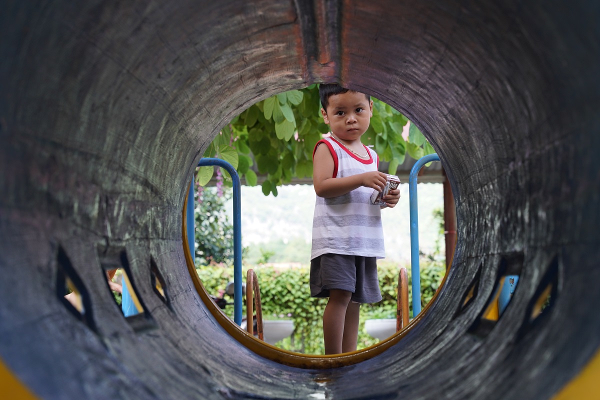 Em b&eacute; trường mầm non Nhật Tiến sau những ng&agrave;y b&atilde;o lũ. Ảnh: Tịnh Kh&ocirc;ng