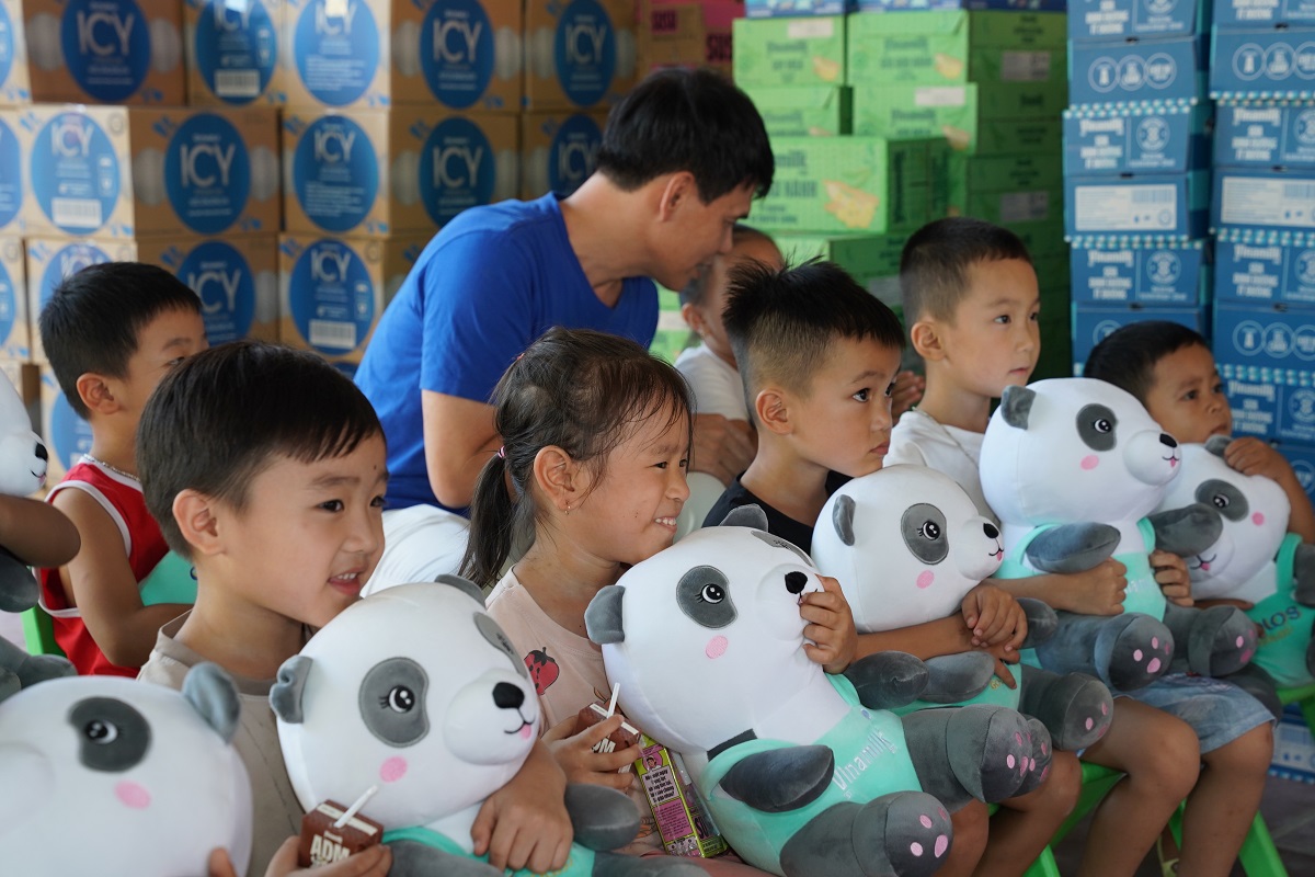 Nỗi sợ những ng&agrave;y lũ d&acirc;ng chưa tan, nhưng nụ cười đ&atilde; h&eacute; lại khi c&aacute;c em được c&aacute;c c&ocirc; ch&uacute; Vinamilk đến tặng sữa, tặng qu&agrave;. Ảnh: Tịnh Kh&ocirc;ng