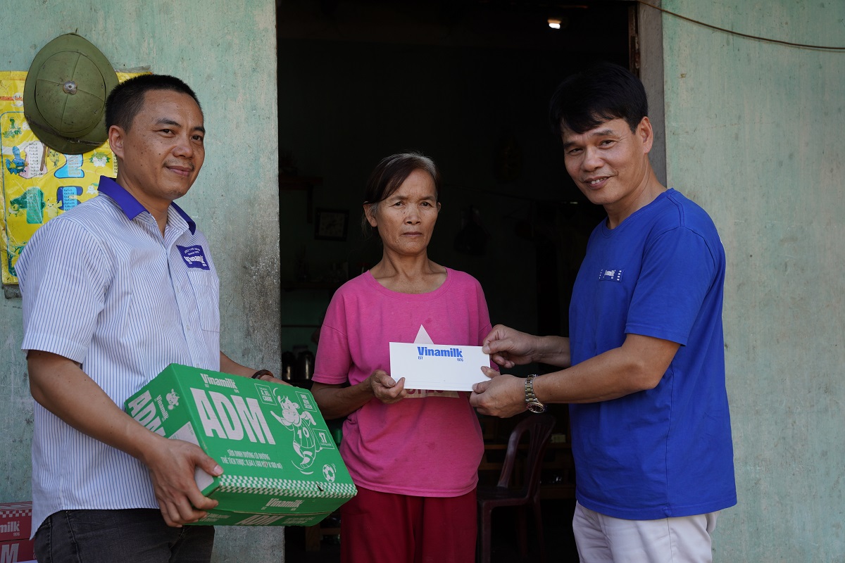 Đại diện Vinamilk &ndash; &Ocirc;ng Phạm Tuy&ecirc;n, Gi&aacute;m đốc chi nh&aacute;nh H&agrave; Nội trao qu&agrave; động vi&ecirc;n hộ d&acirc;n kh&oacute; khăn tại x&atilde; V&acirc;n Nham, Lạng Sơn. Ảnh: Tịnh Kh&ocirc;ng