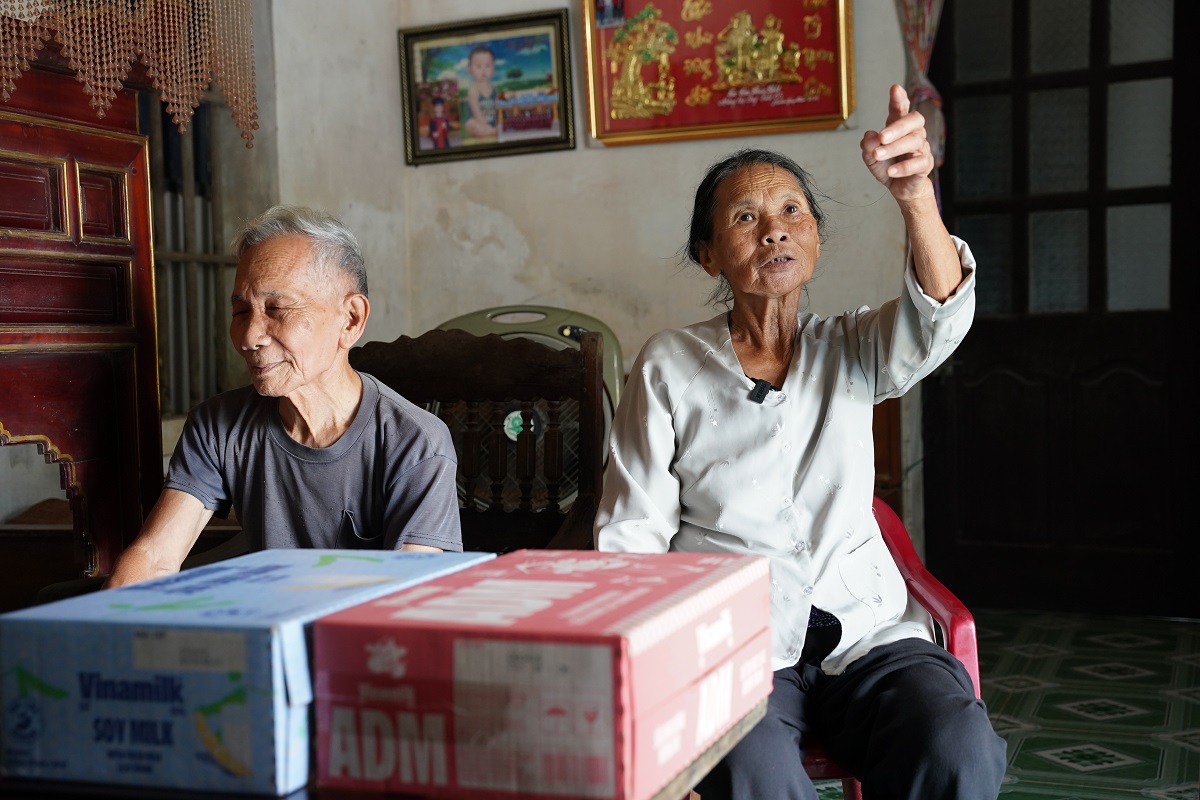 Ở Ninh B&igrave;nh, b&agrave; Nguyễn Thị Lợi chỉ tay l&ecirc;n m&aacute;i nh&agrave; vừa được lợp lại, n&oacute;i: &ldquo;H&ocirc;m đ&oacute; gi&oacute; lốc cuốn bay m&aacute;i nh&agrave;, nước &agrave;o v&agrave;o, cả nh&agrave; chỉ kịp chạy sang h&agrave;ng x&oacute;m.&rdquo; Ảnh: Tịnh Kh&ocirc;ng