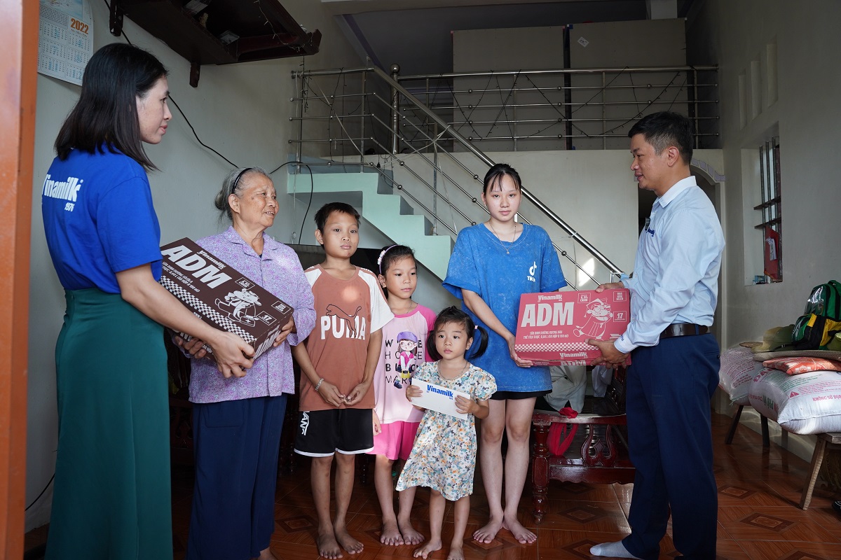 Đo&agrave;n Vinamilk trao tặng sản phẩm dinh dưỡng, thăm hỏi động vi&ecirc;n người d&acirc;n ở x&atilde; Hoằng H&oacute;a, tỉnh Thanh H&oacute;a. Ảnh: Tịnh Kh&ocirc;ng