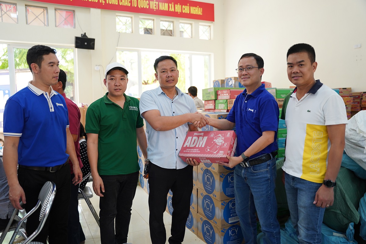 Đại diện Vinamilk - &Ocirc;ng Tạ Xu&acirc;n Tuấn, Gi&aacute;m đốc kinh doanh Miền Bắc trao tặng sản phẩm dinh dưỡng cho x&atilde; Văn H&aacute;n, tỉnh Th&aacute;i Nguy&ecirc;n. Ảnh: Tịnh Kh&ocirc;ng