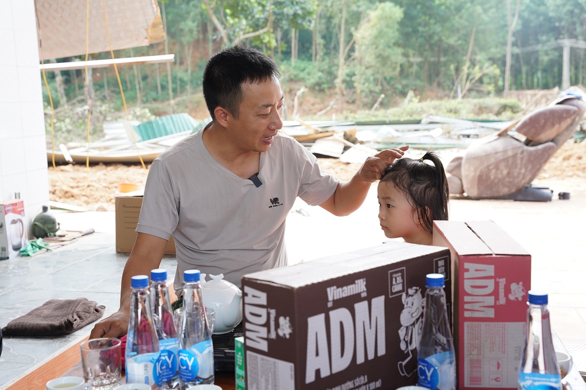 Anh Đo&agrave;n Khanh v&agrave; con g&aacute;i nhỏ trước ng&ocirc;i nh&agrave; đ&atilde; bị lũ cuốn tr&ocirc;i to&agrave;n bộ. Ảnh: Tịnh Kh&ocirc;ng