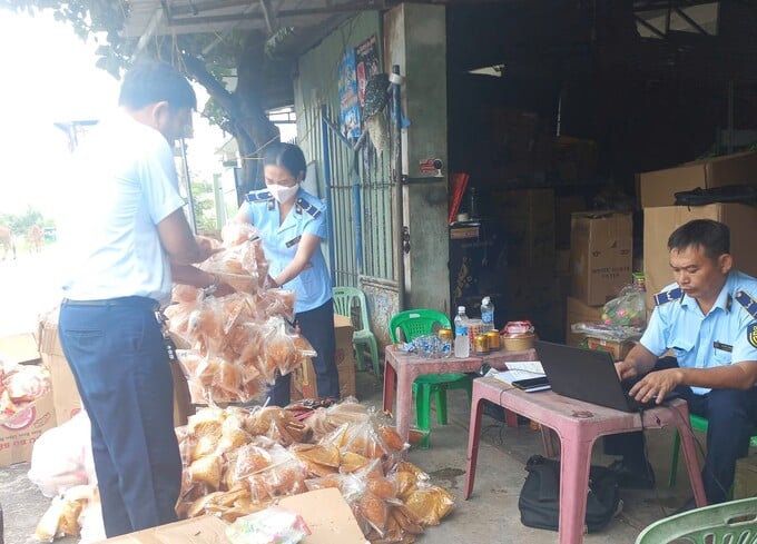 Đo&agrave;n kiểm tra thuộc Đội QLTT số 10 đang tiến h&agrave;nh kiểm tra h&agrave;ng h&oacute;a