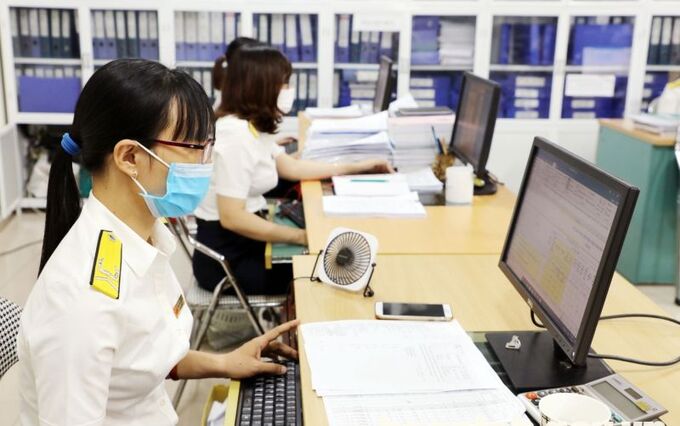 C&aacute;n bộ Cục thuế Bắc Ninh r&agrave; so&aacute;t doanh nghiệp nợ thuế