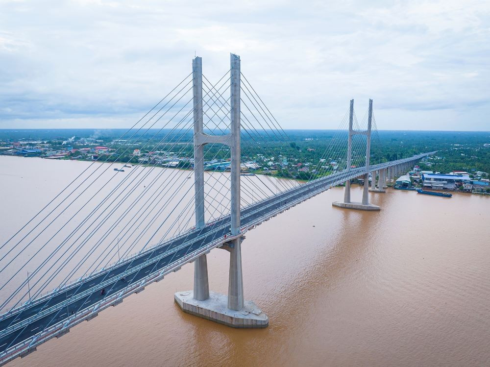 Cầu Rạch Miễu 2 c&oacute; tổng chiều d&agrave;i hơn 17,6km, trong đ&oacute; phần cầu ch&iacute;nh vượt s&ocirc;ng Tiền d&agrave;i gần 2km, thiết kế d&acirc;y văng, nhịp ch&iacute;nh c&oacute; chiều cao th&ocirc;ng thuyền hơn 37m, quy m&ocirc; 4 l&agrave;n xe.